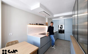 cocina moderna en L con vitrinas cocinas cjr