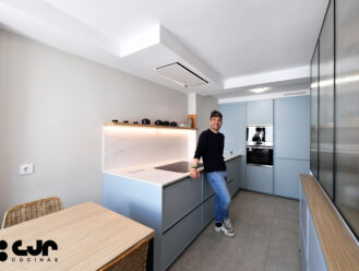 cocina moderna en L con vitrinas cocinas cjr