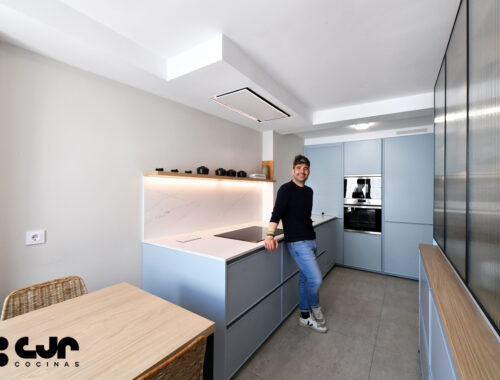cocina moderna en L con vitrinas cocinas cjr