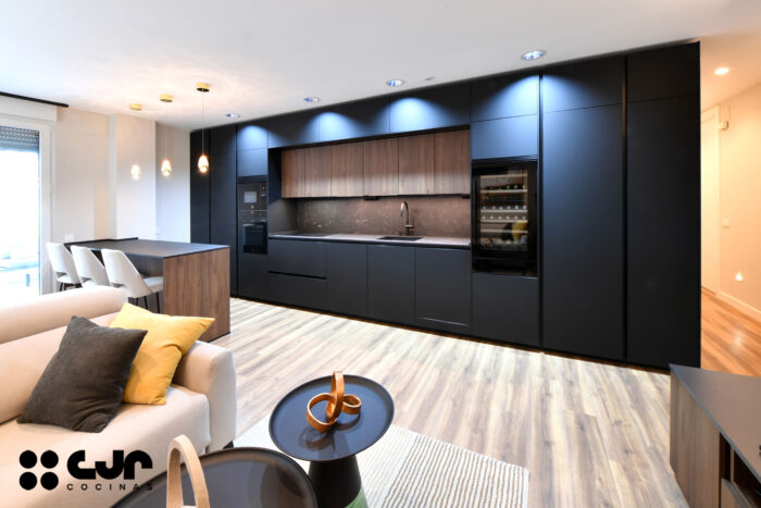 cocina negra y madera abierta con peninsula cocinas cjr