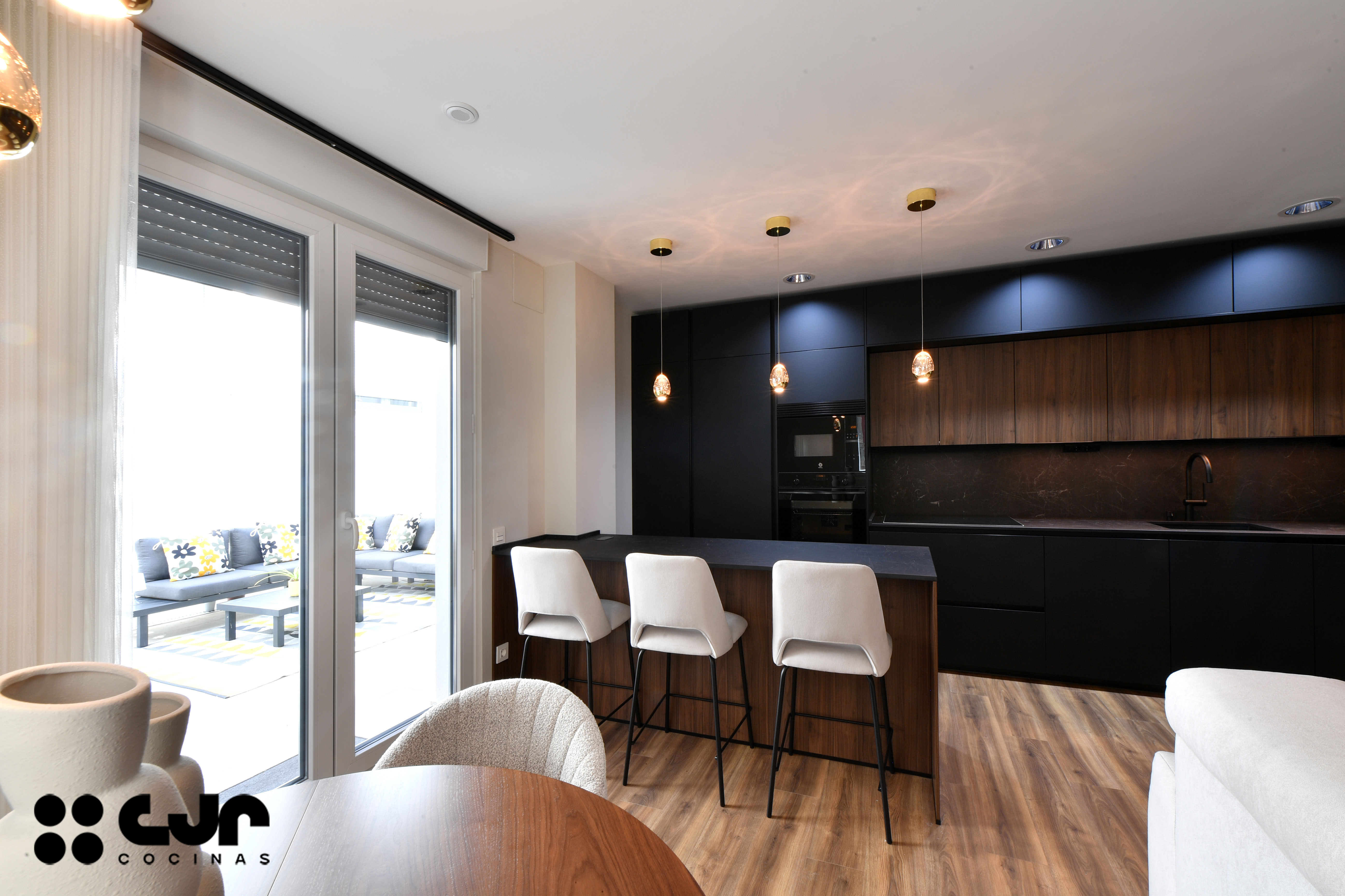 cocina negra y madera abierta con peninsula cocinas cjr