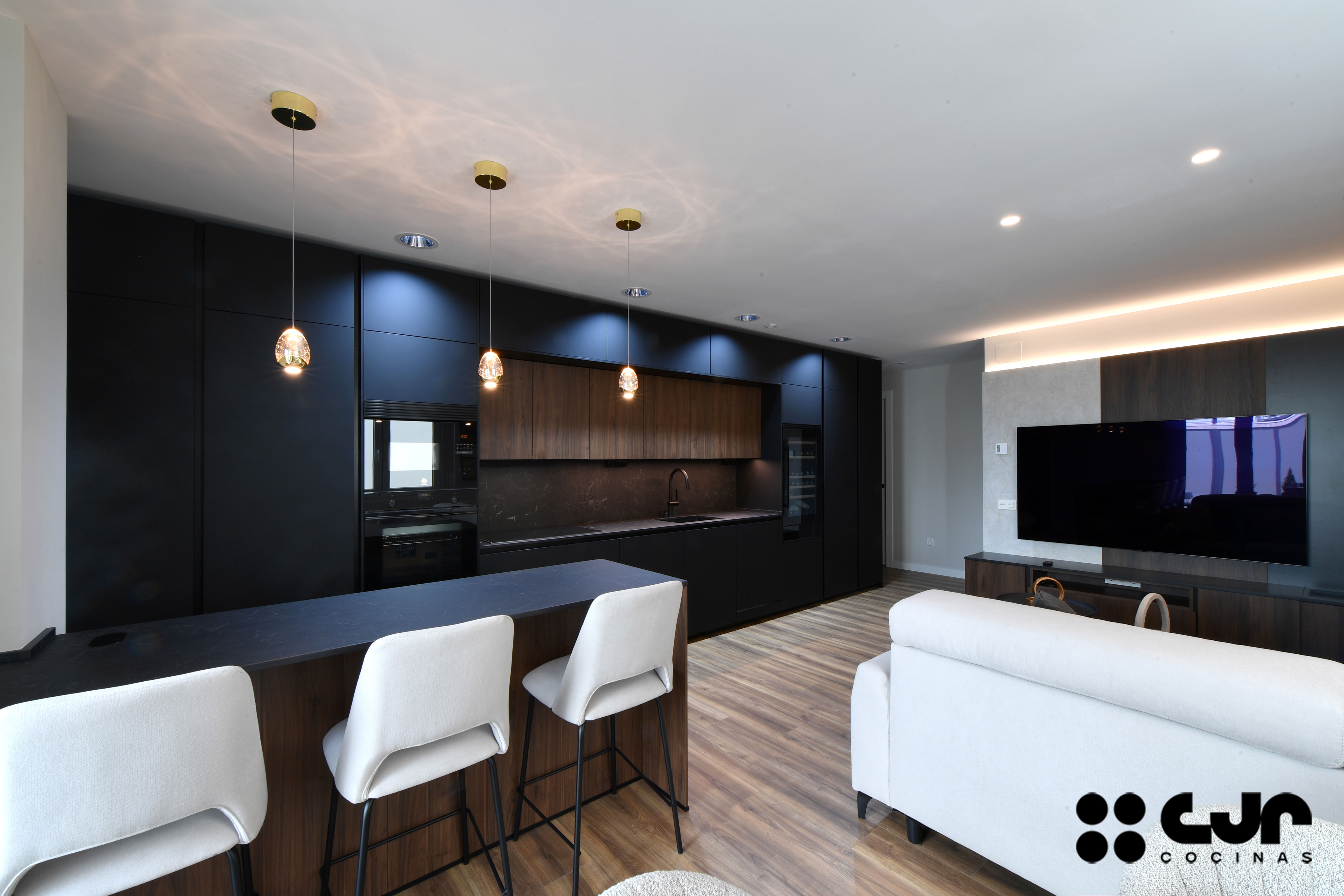 cocina negra y madera abierta con peninsula cocinas cjr