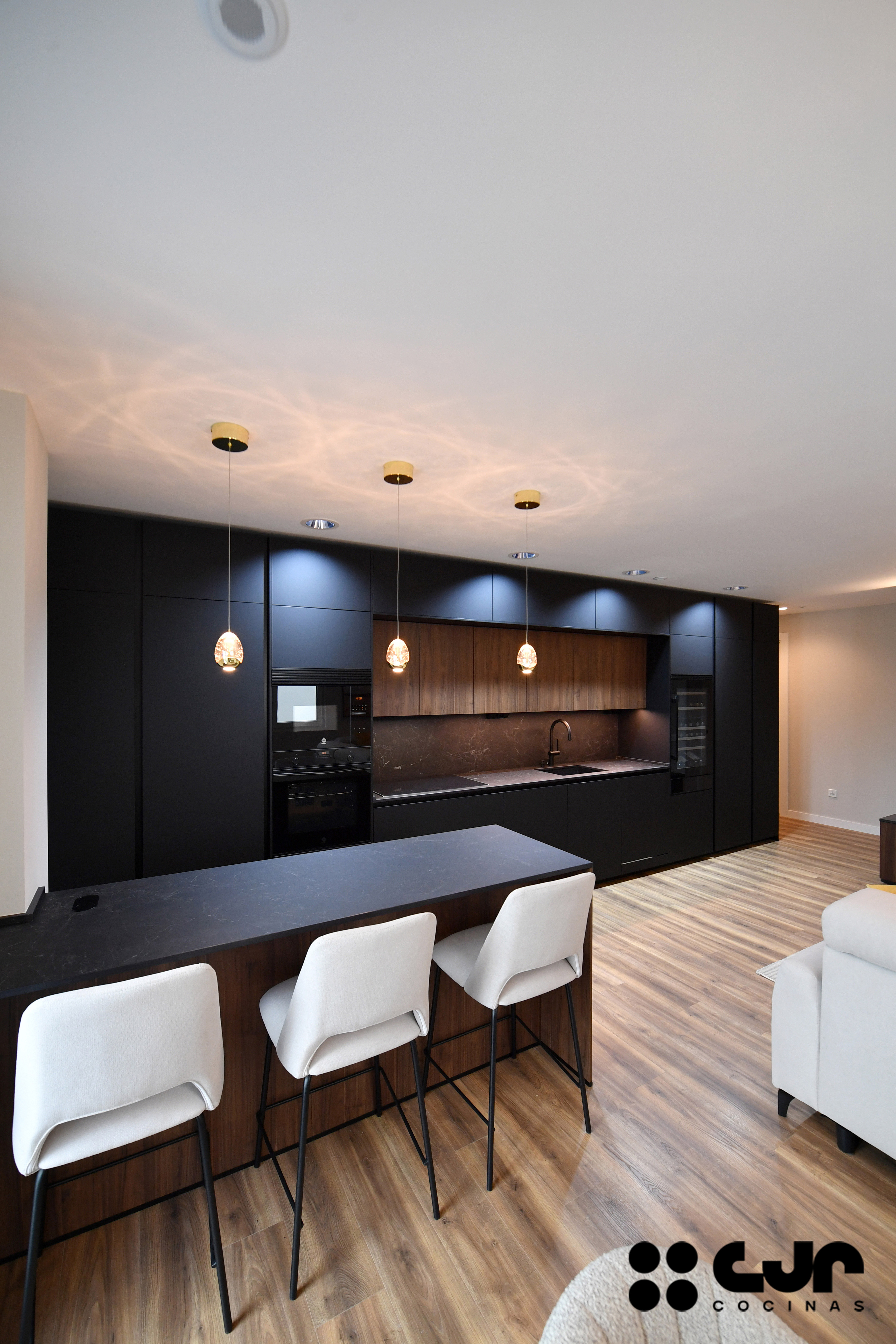 cocina negra y madera abierta con peninsula cocinas cjr
