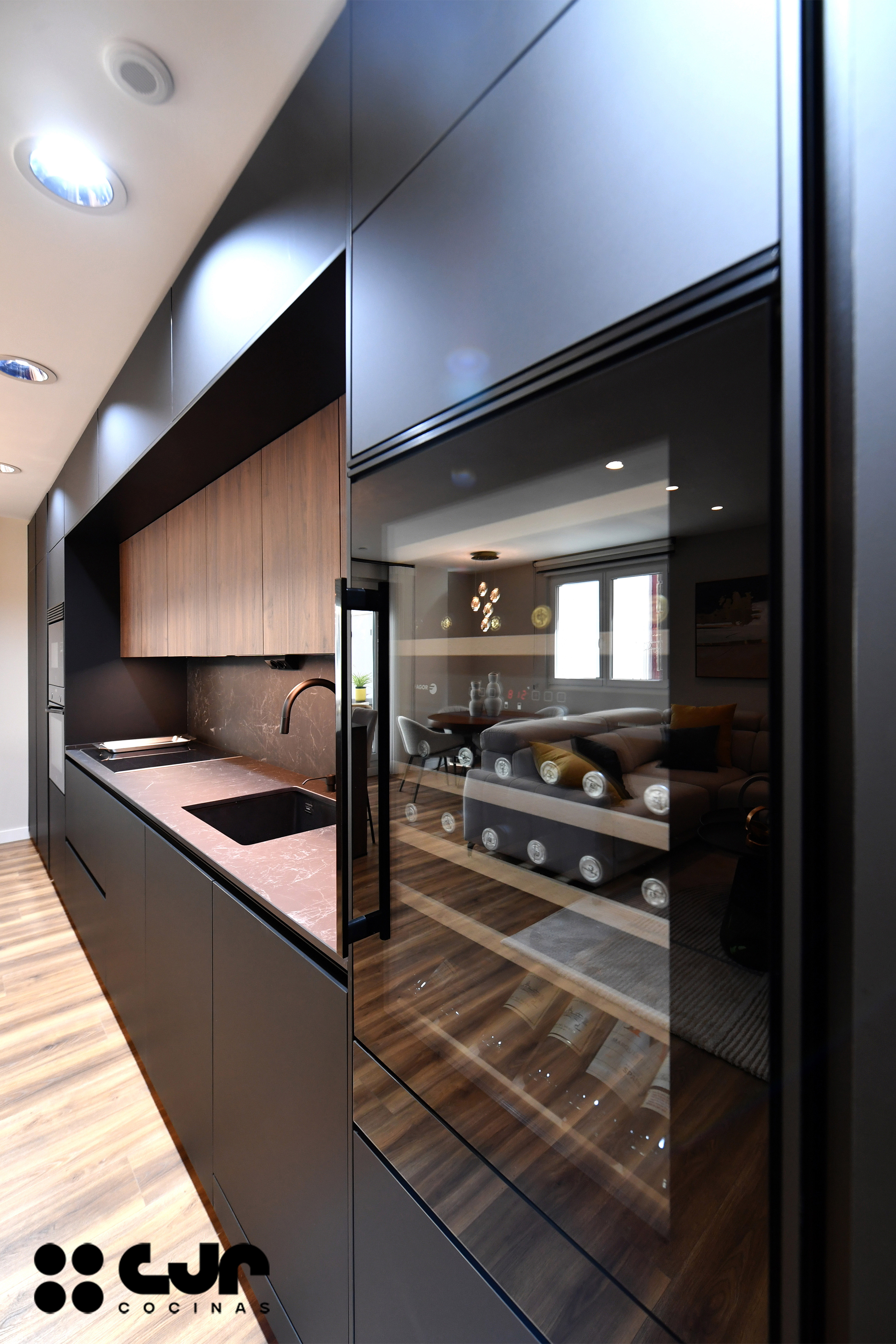 cocina negra y madera abierta con peninsula cocinas cjr