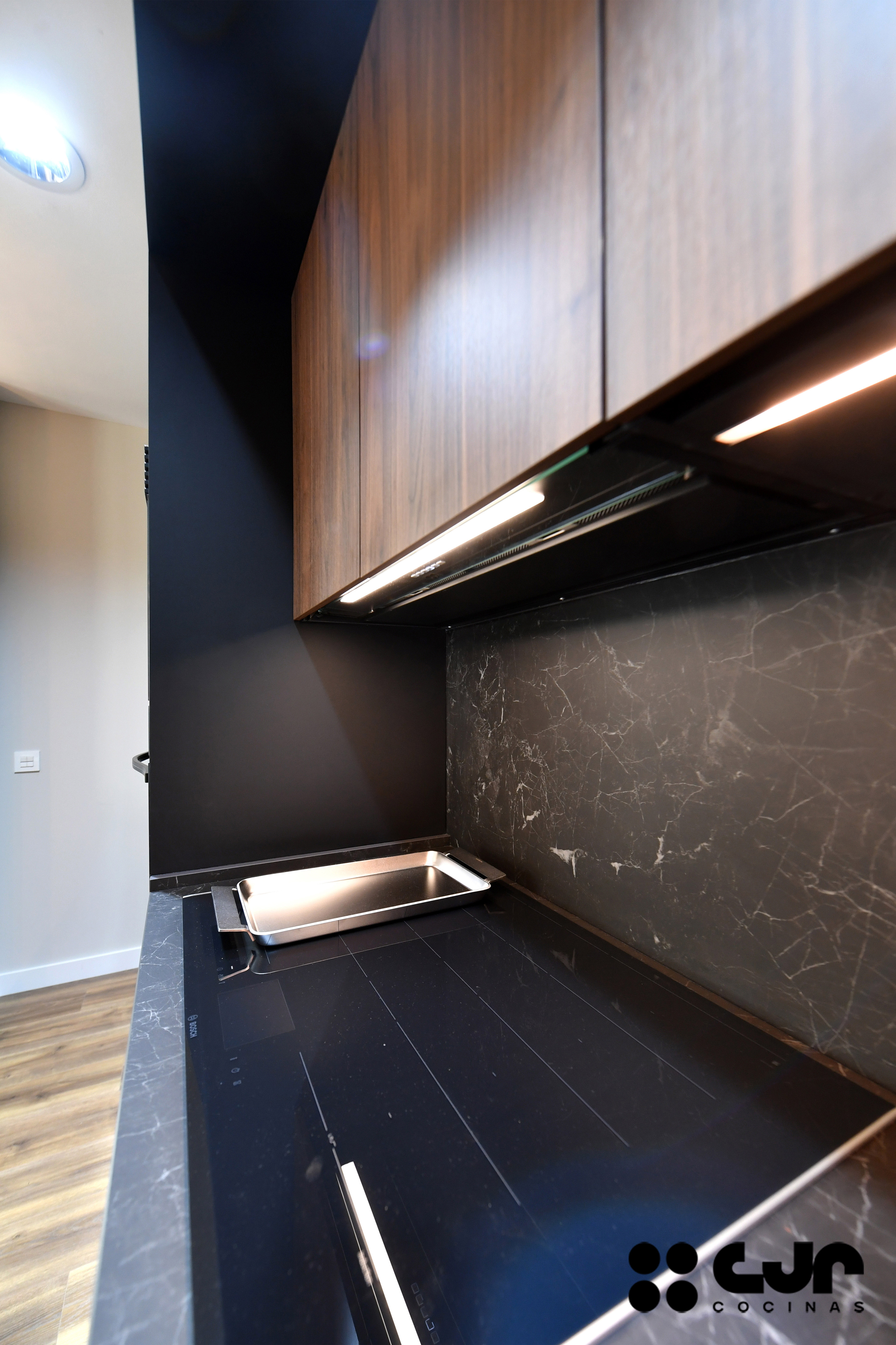 cocina negra y madera abierta con peninsula cocinas cjr