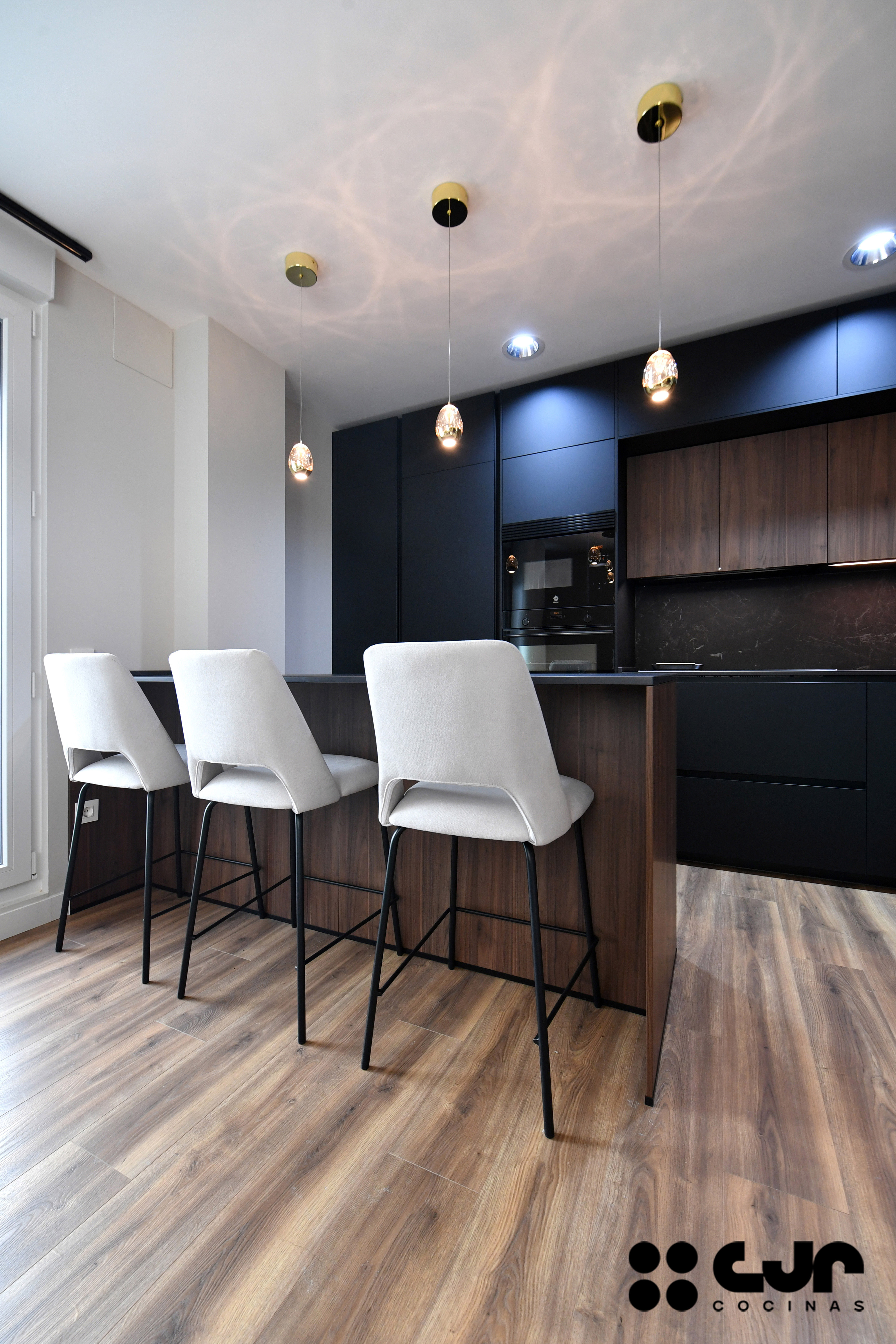 cocina negra y madera abierta con peninsula cocinas cjr