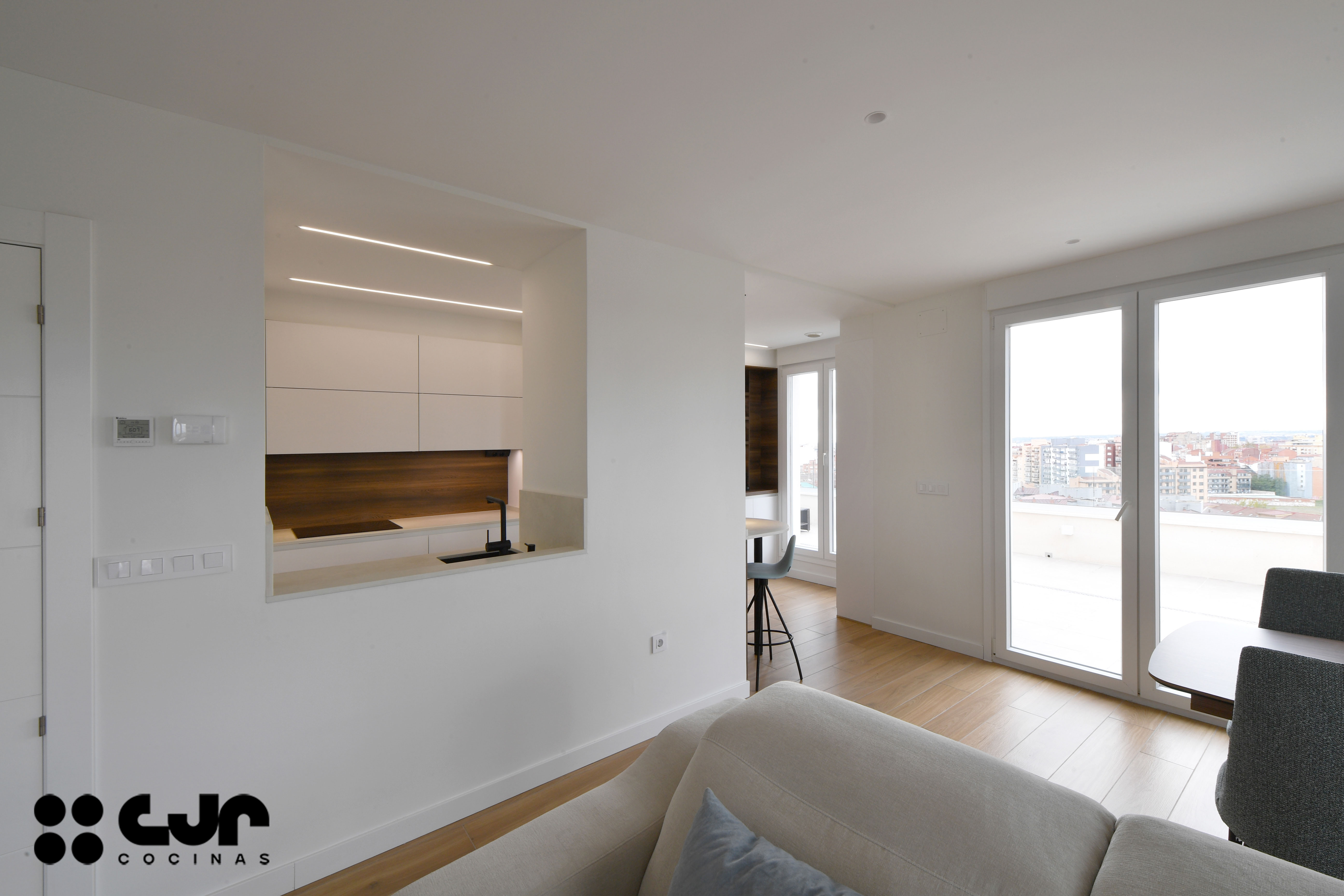 cocina blanca y madera abierta soluciones de diseño de cocinas cocinas cjr