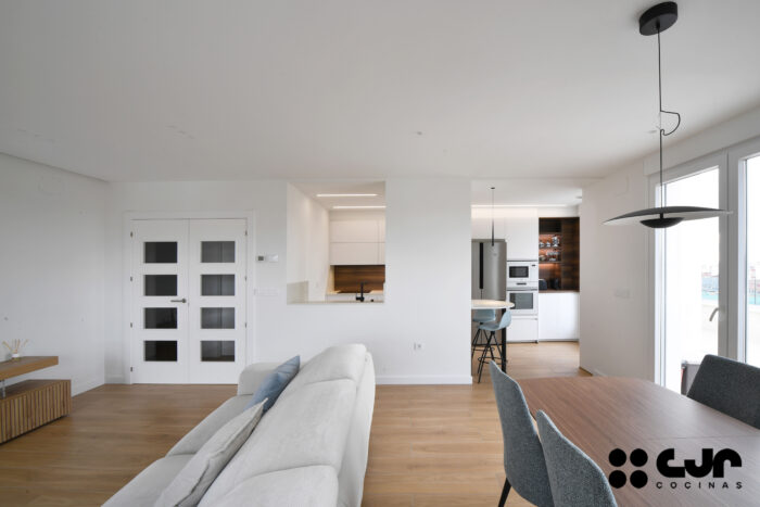 cocina blanca y madera abierta soluciones de diseño de cocinas cocinas cjr