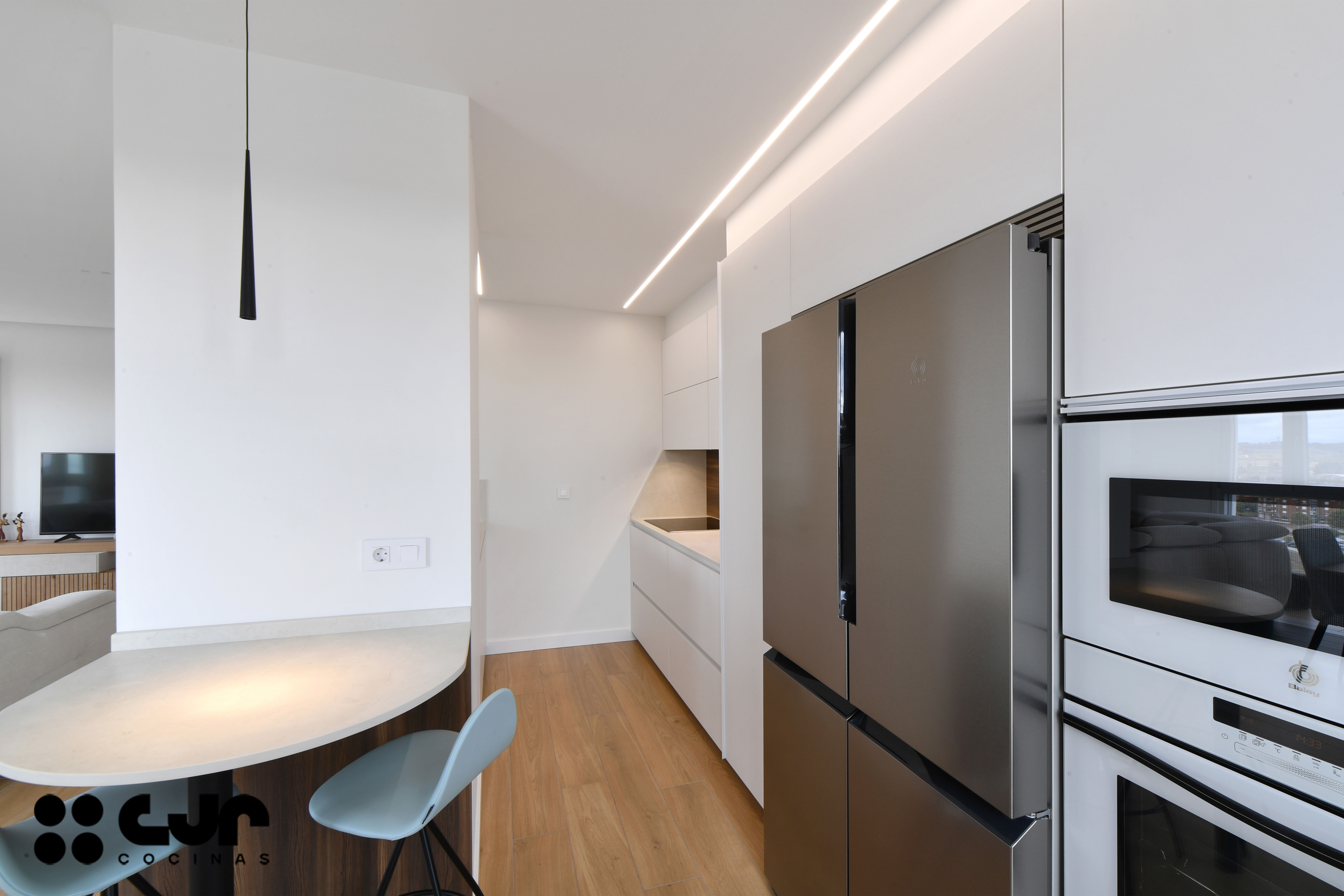 cocina blanca y madera abierta soluciones de diseño de cocinas cocinas cjr