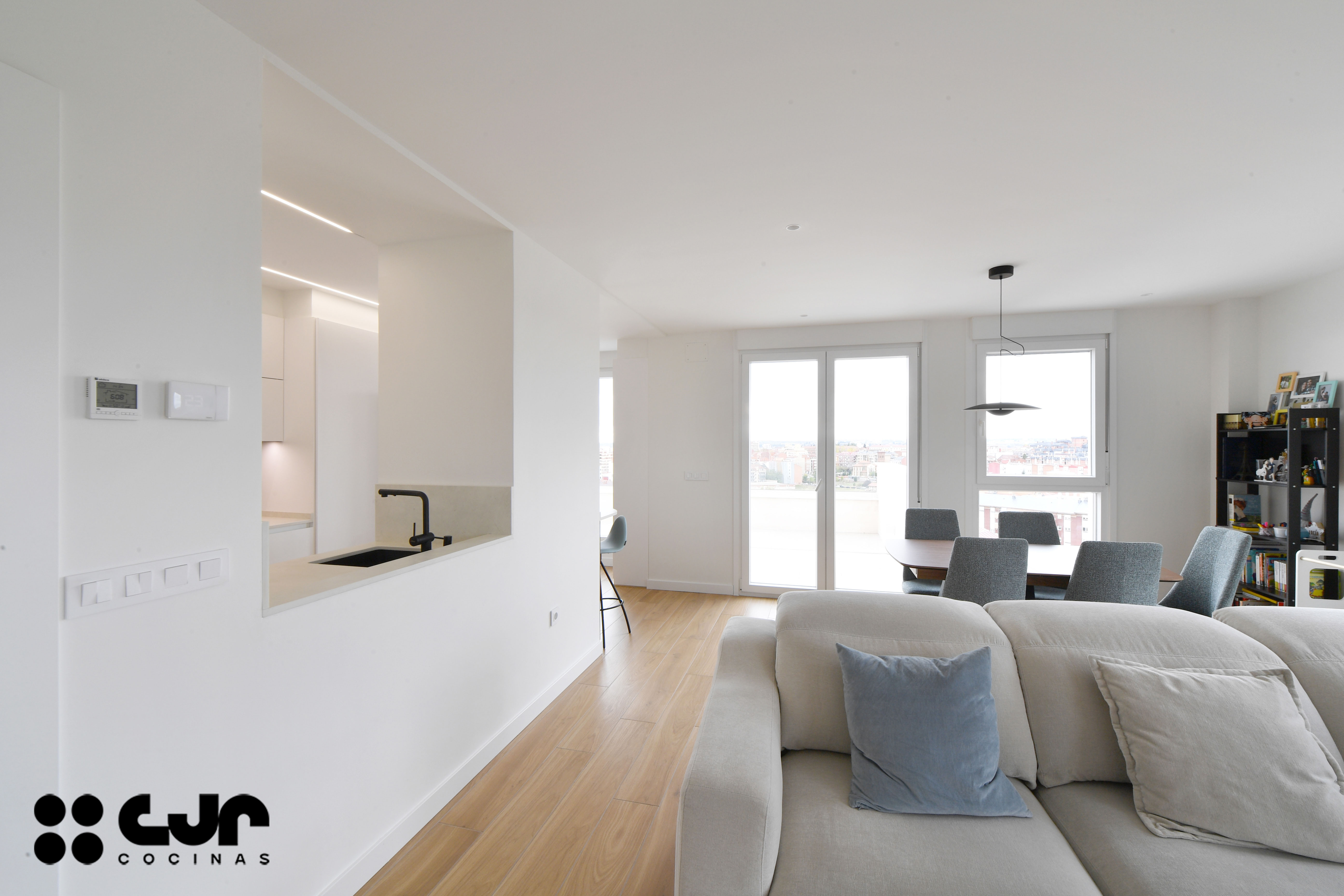 cocina blanca y madera abierta soluciones de diseño de cocinas cocinas cjr