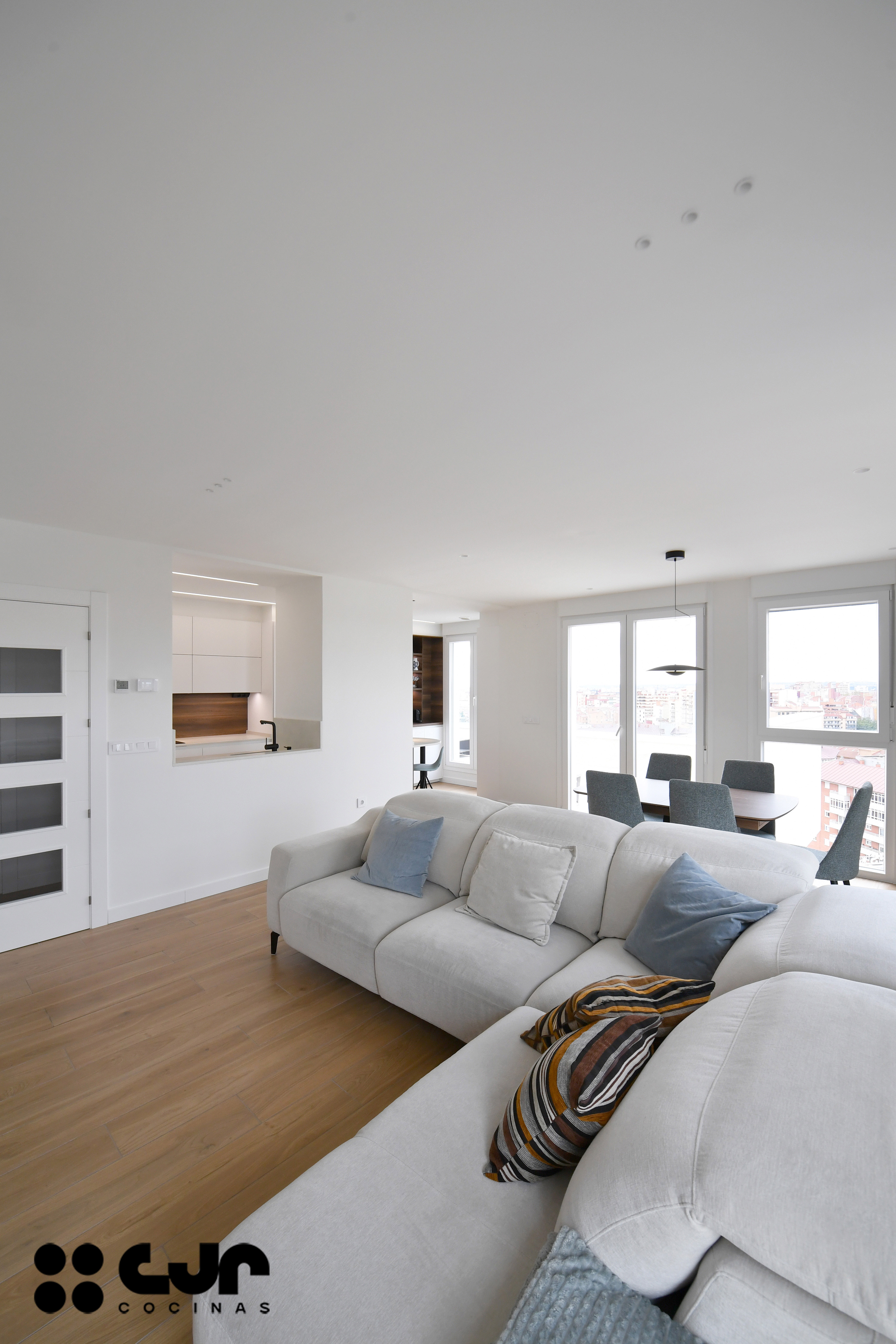 cocina blanca y madera abierta soluciones de diseño de cocinas cocinas cjr