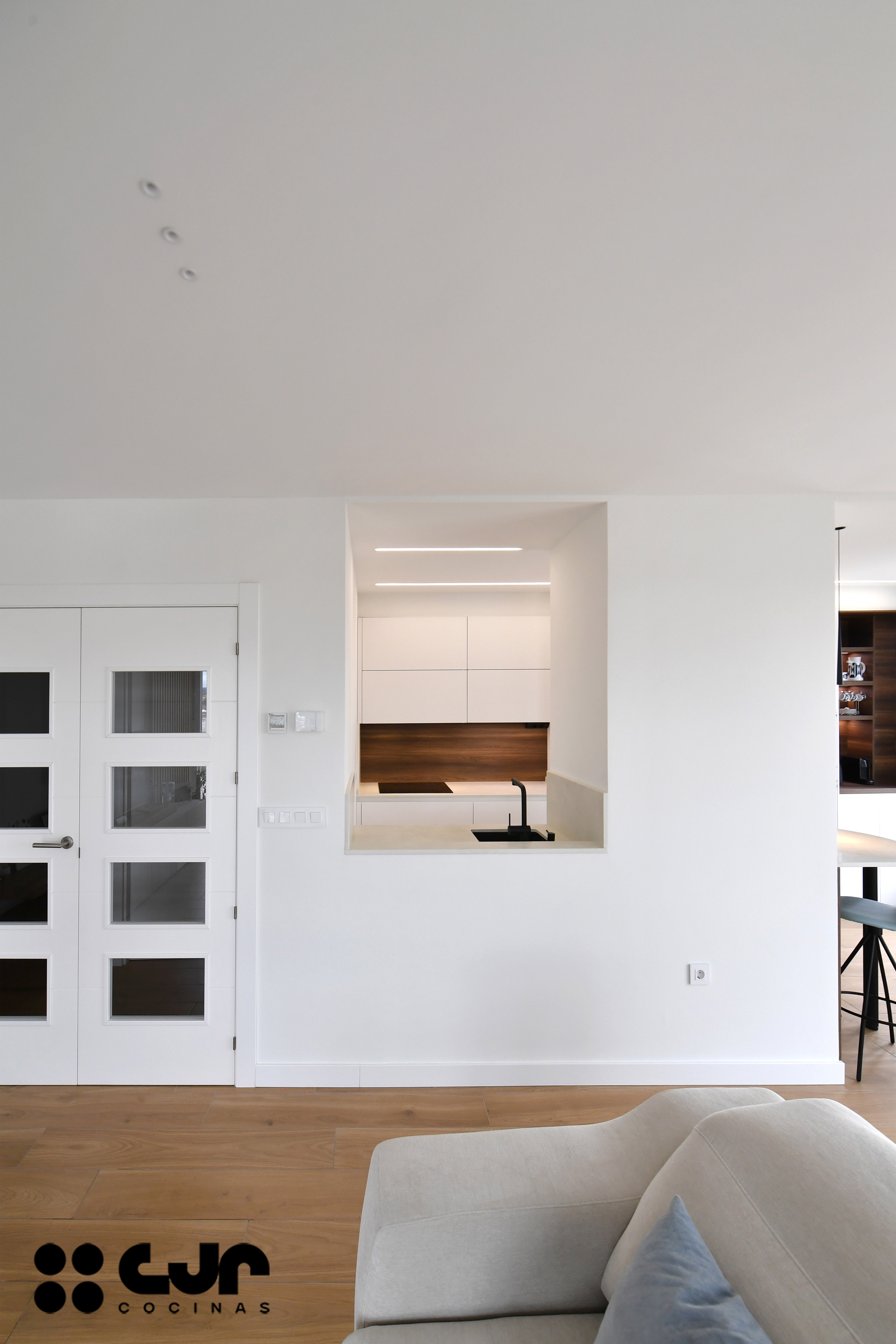 cocina blanca y madera abierta soluciones de diseño de cocinas cocinas cjr