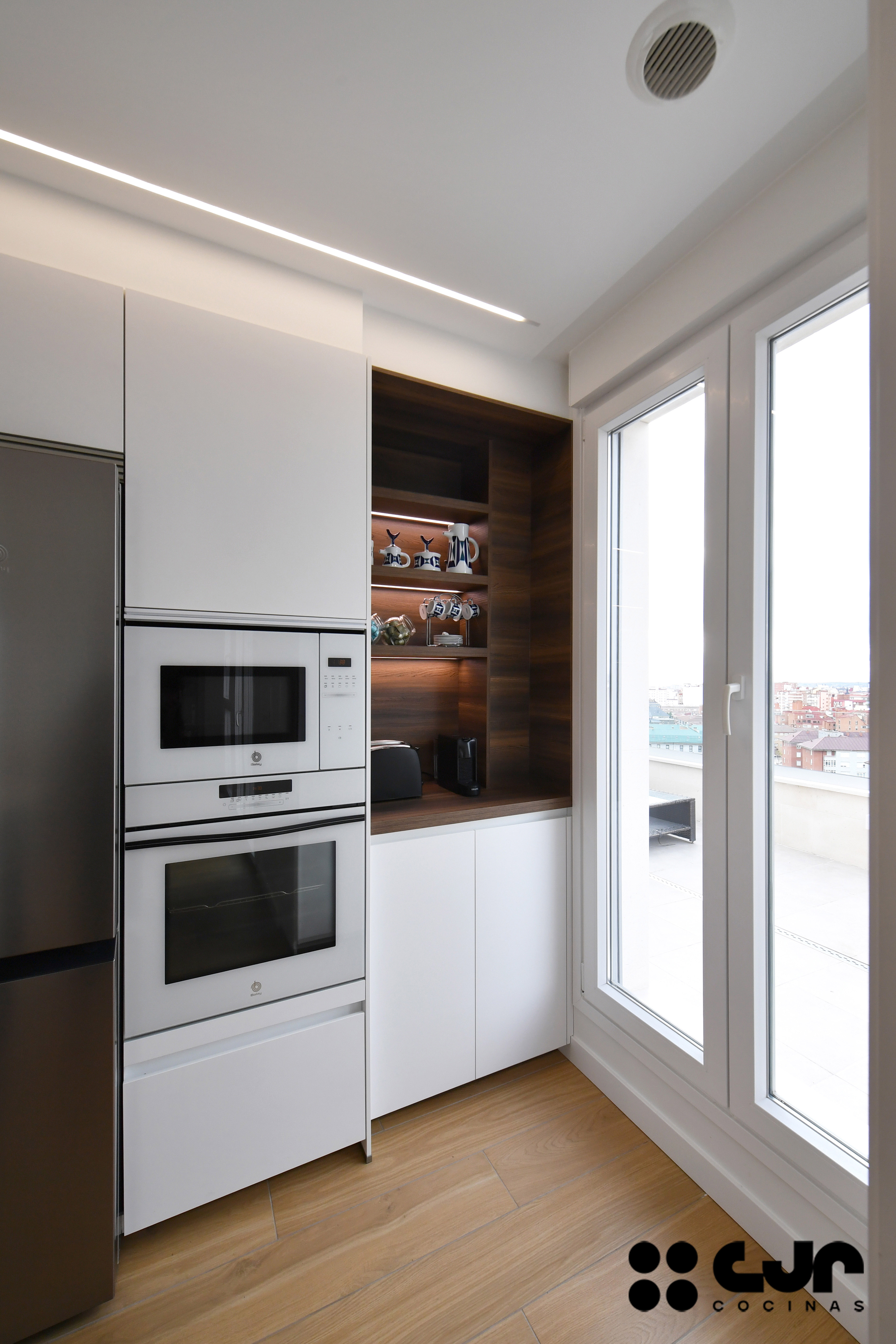 cocina blanca y madera abierta soluciones de diseño de cocinas cocinas cjr