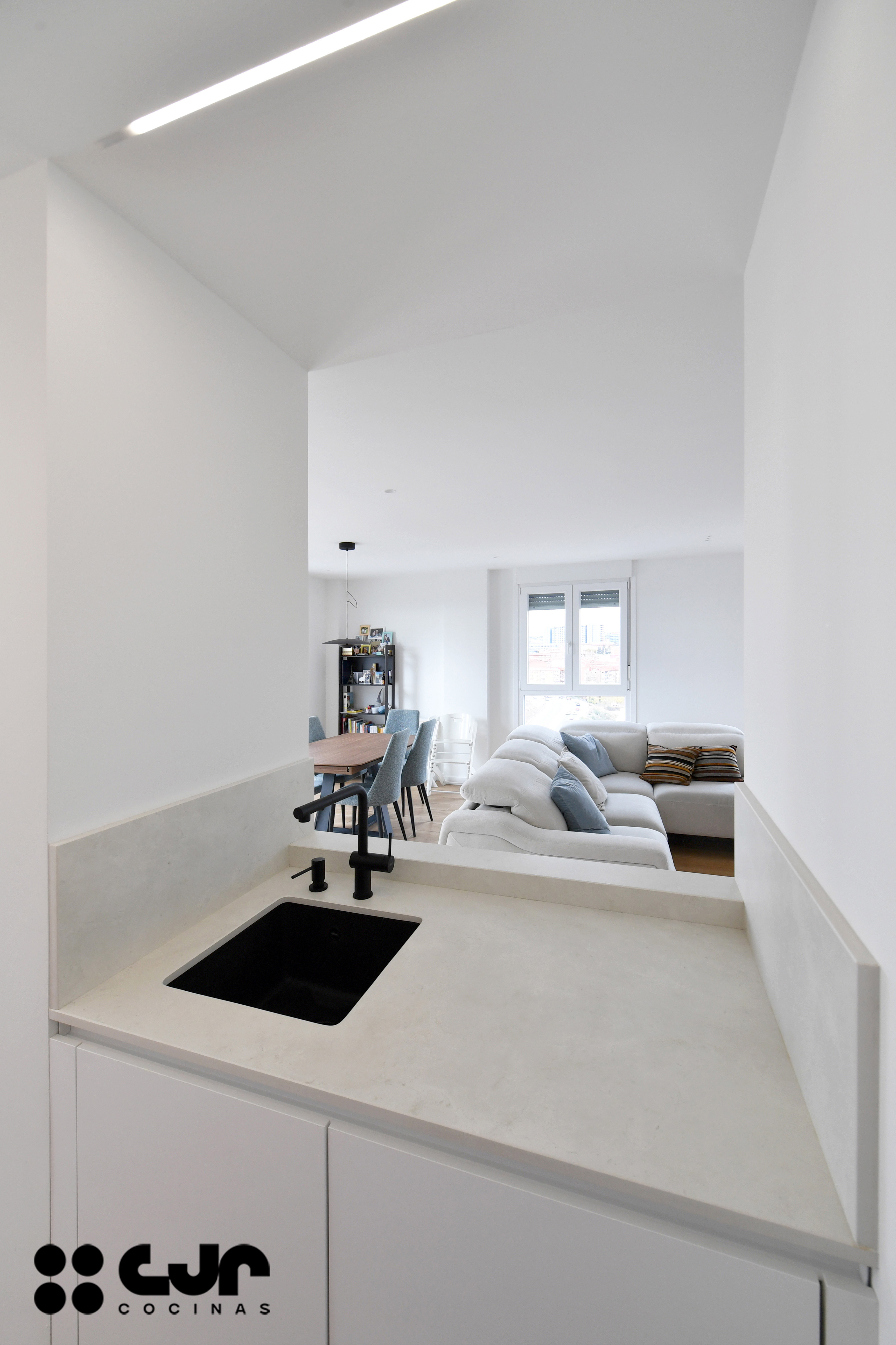 cocina blanca y madera abierta soluciones de diseño de cocinas cocinas cjr