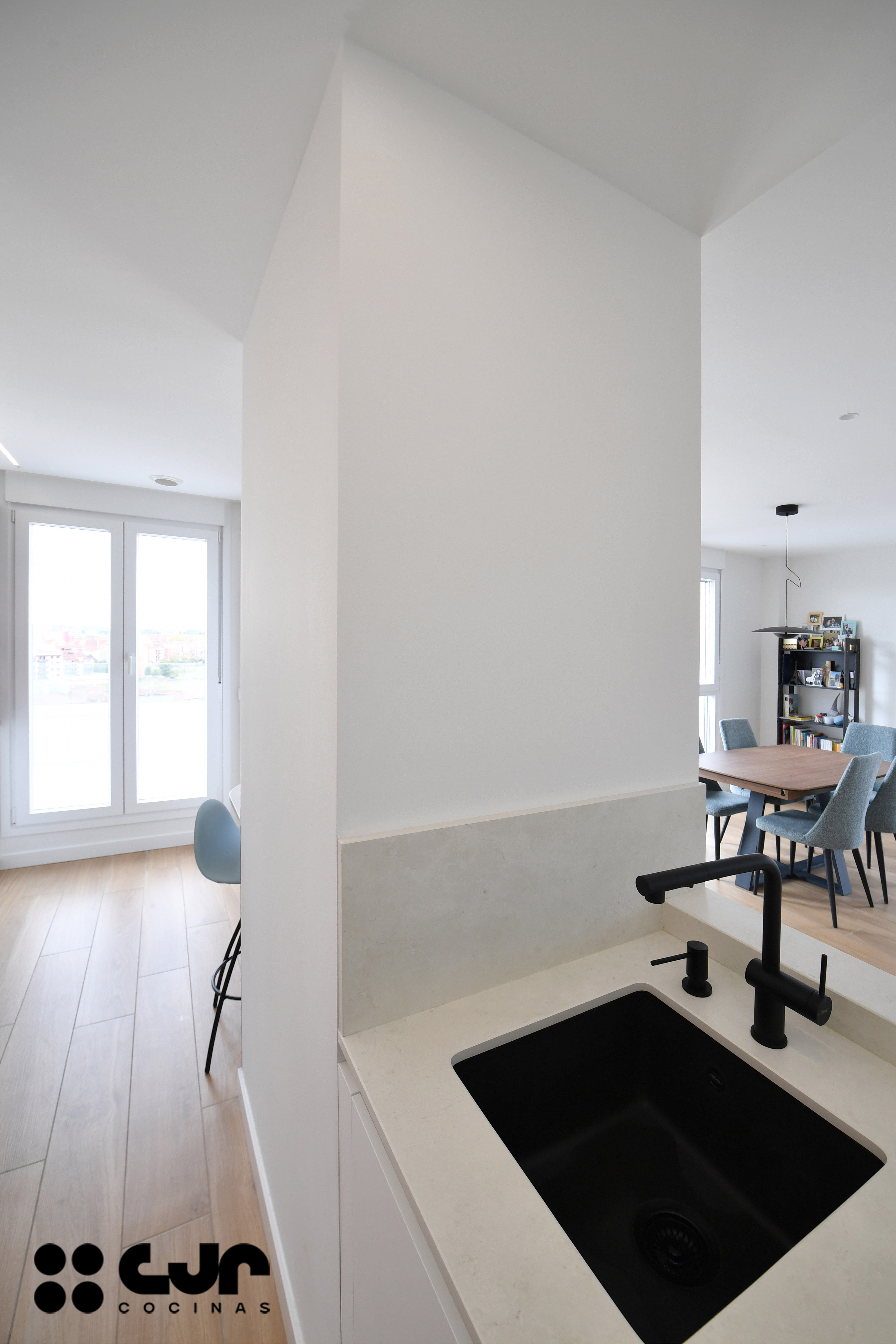 cocina blanca y madera abierta soluciones de diseño de cocinas cocinas cjr