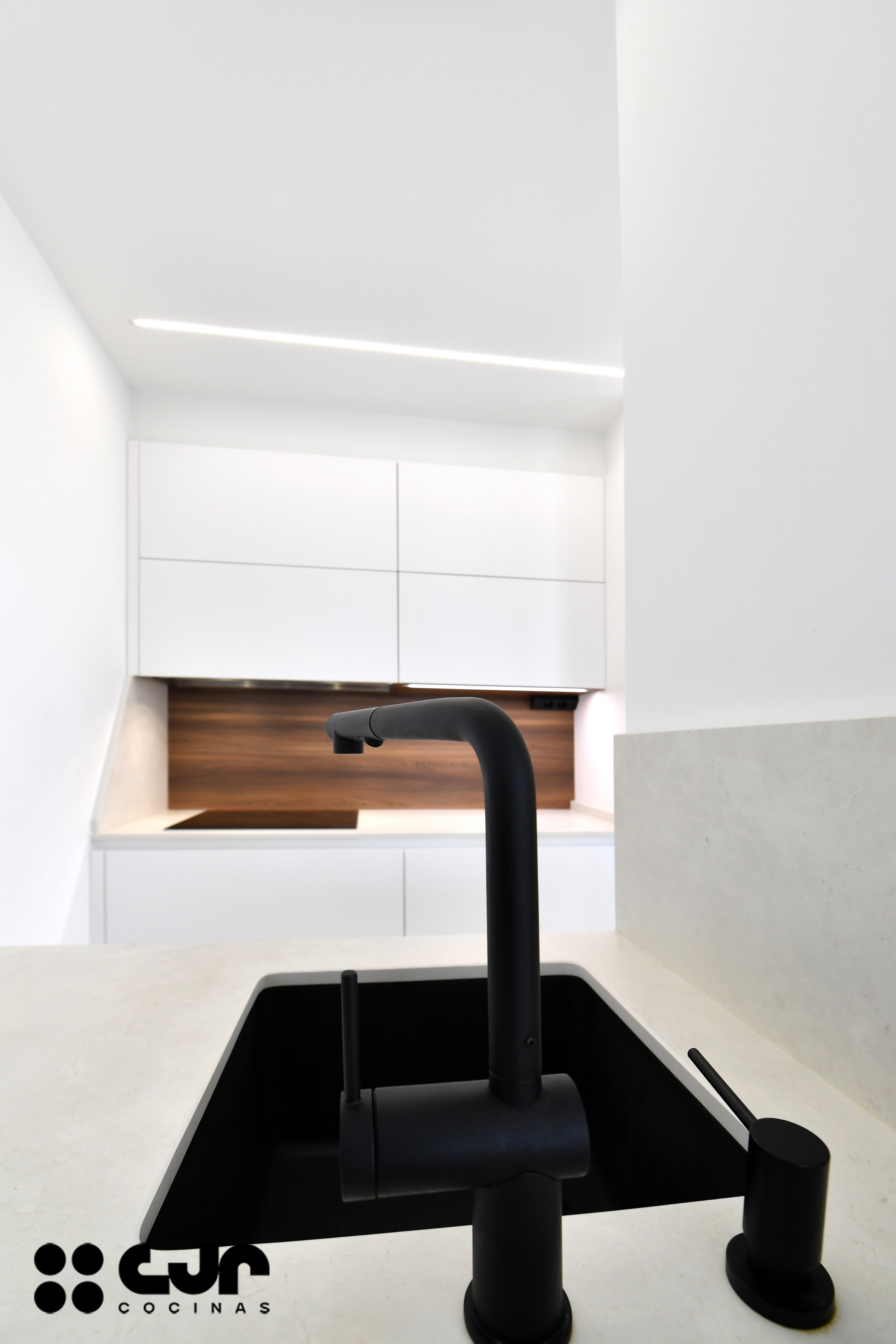 cocina blanca y madera abierta soluciones de diseño de cocinas cocinas cjr