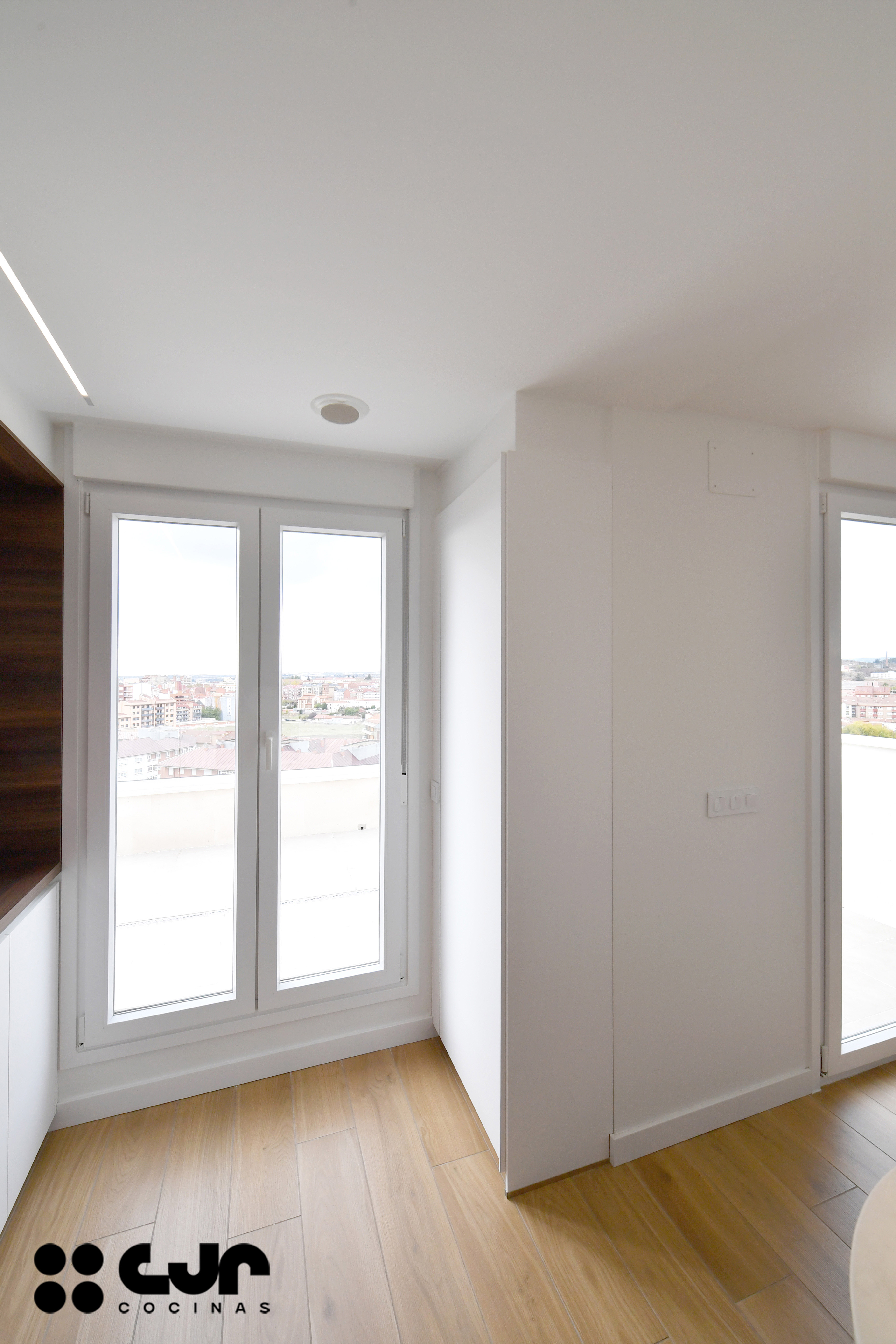 cocina blanca y madera abierta soluciones de diseño de cocinas cocinas cjr