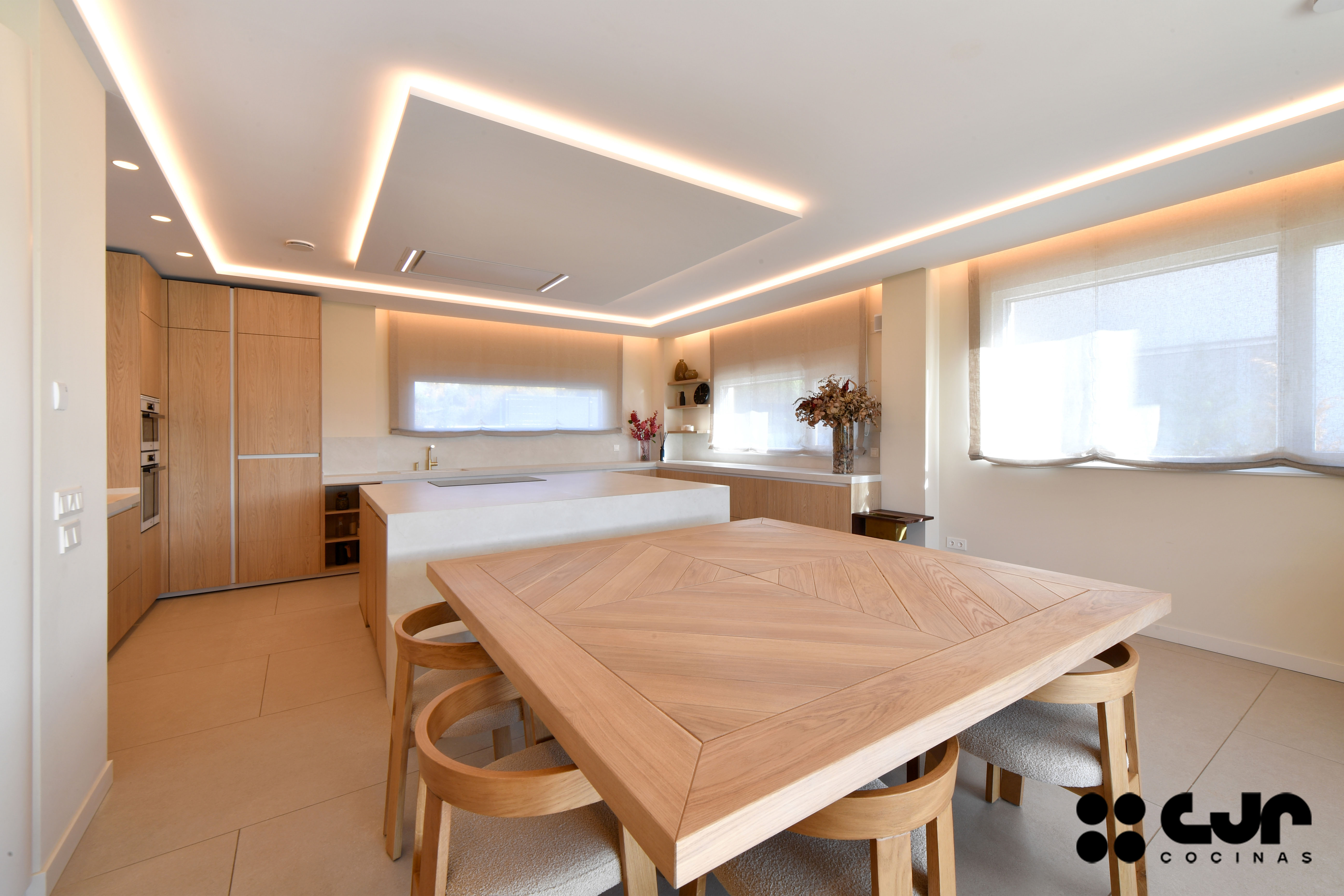 Cocina en madera grande con isla Dekton Sandik Cocinas CJR