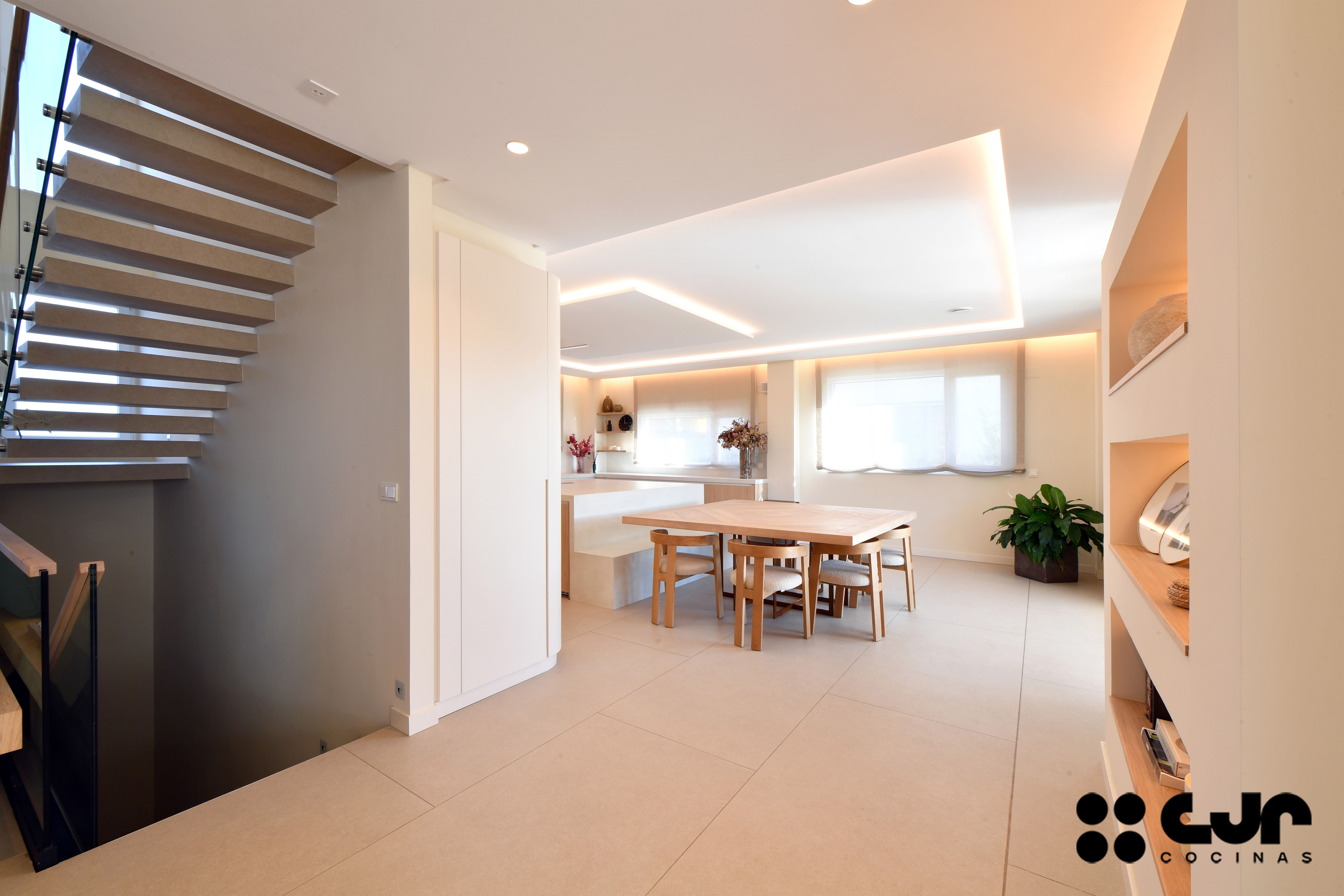 Cocina en madera grande con isla Dekton Sandik Cocinas CJR