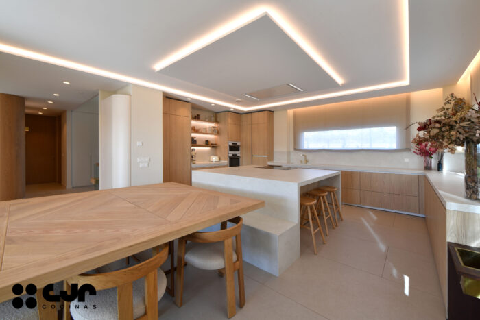 Cocina en madera grande con isla Dekton Sandik Cocinas CJR