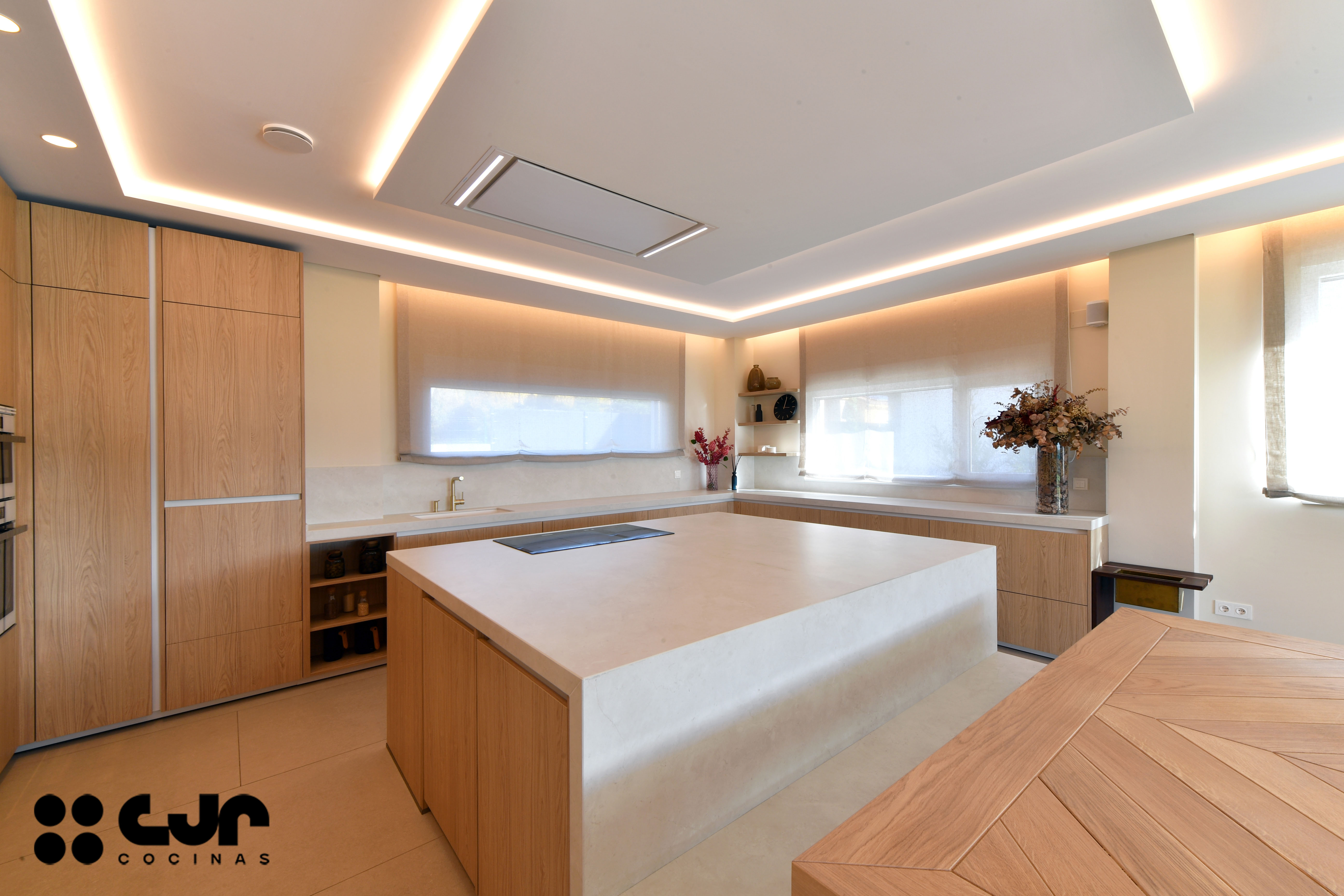 Cocina en madera grande con isla Dekton Sandik Cocinas CJR