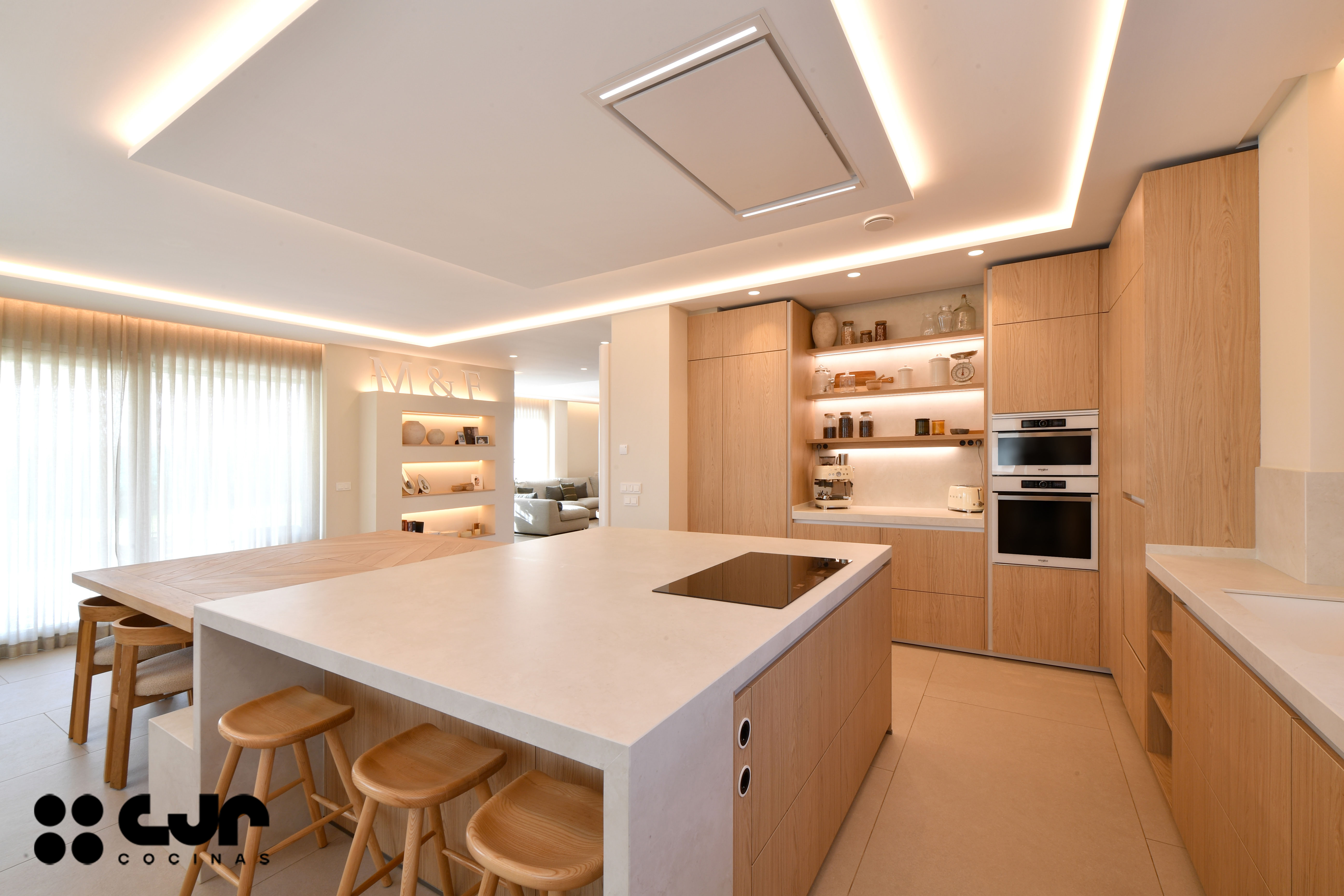Cocina en madera grande con isla Dekton Sandik Cocinas CJR