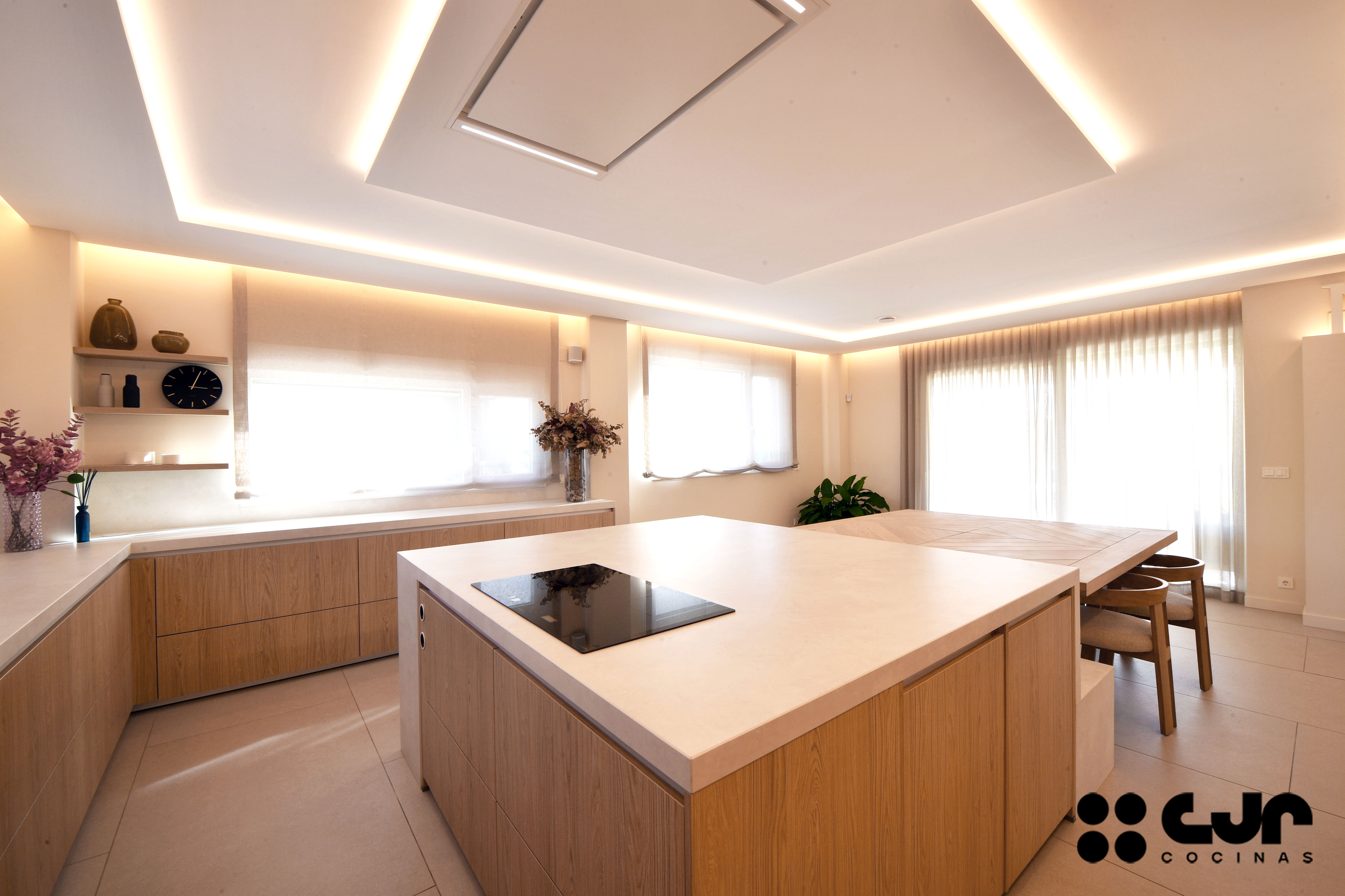 Cocina en madera grande con isla Dekton Sandik Cocinas CJR