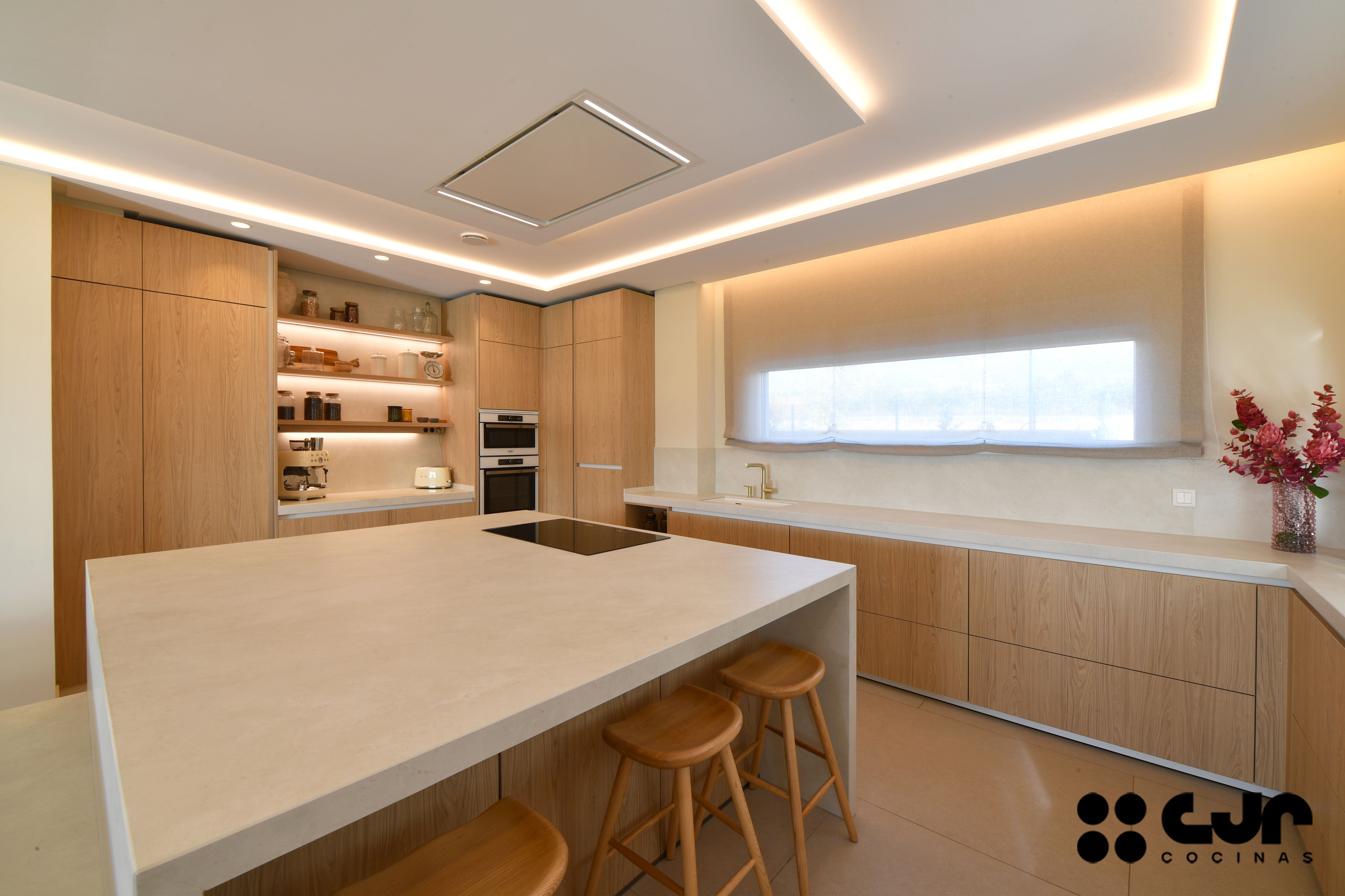 Cocina en madera grande con isla Dekton Sandik Cocinas CJR