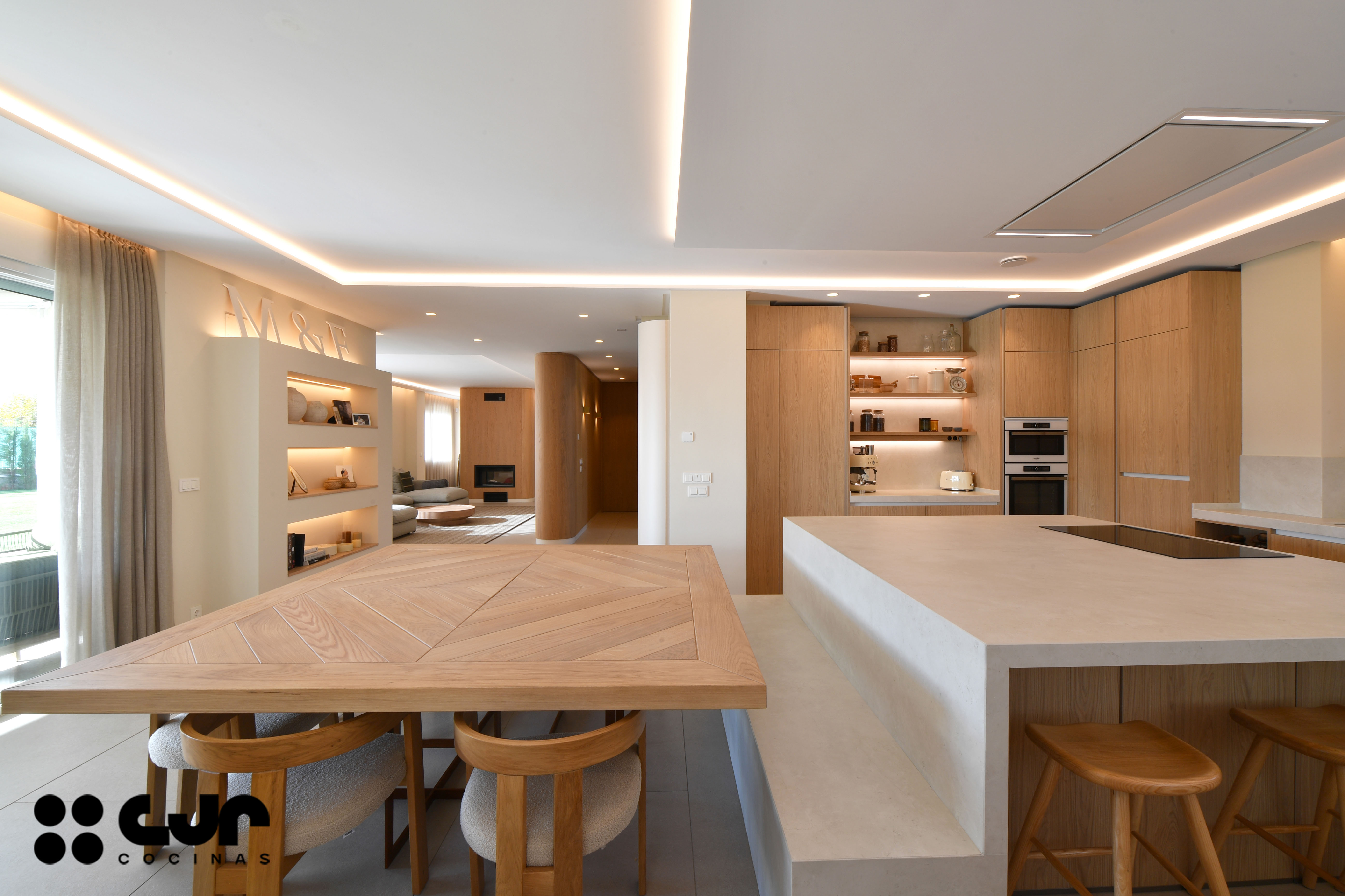 Cocina en madera grande con isla Dekton Sandik Cocinas CJR