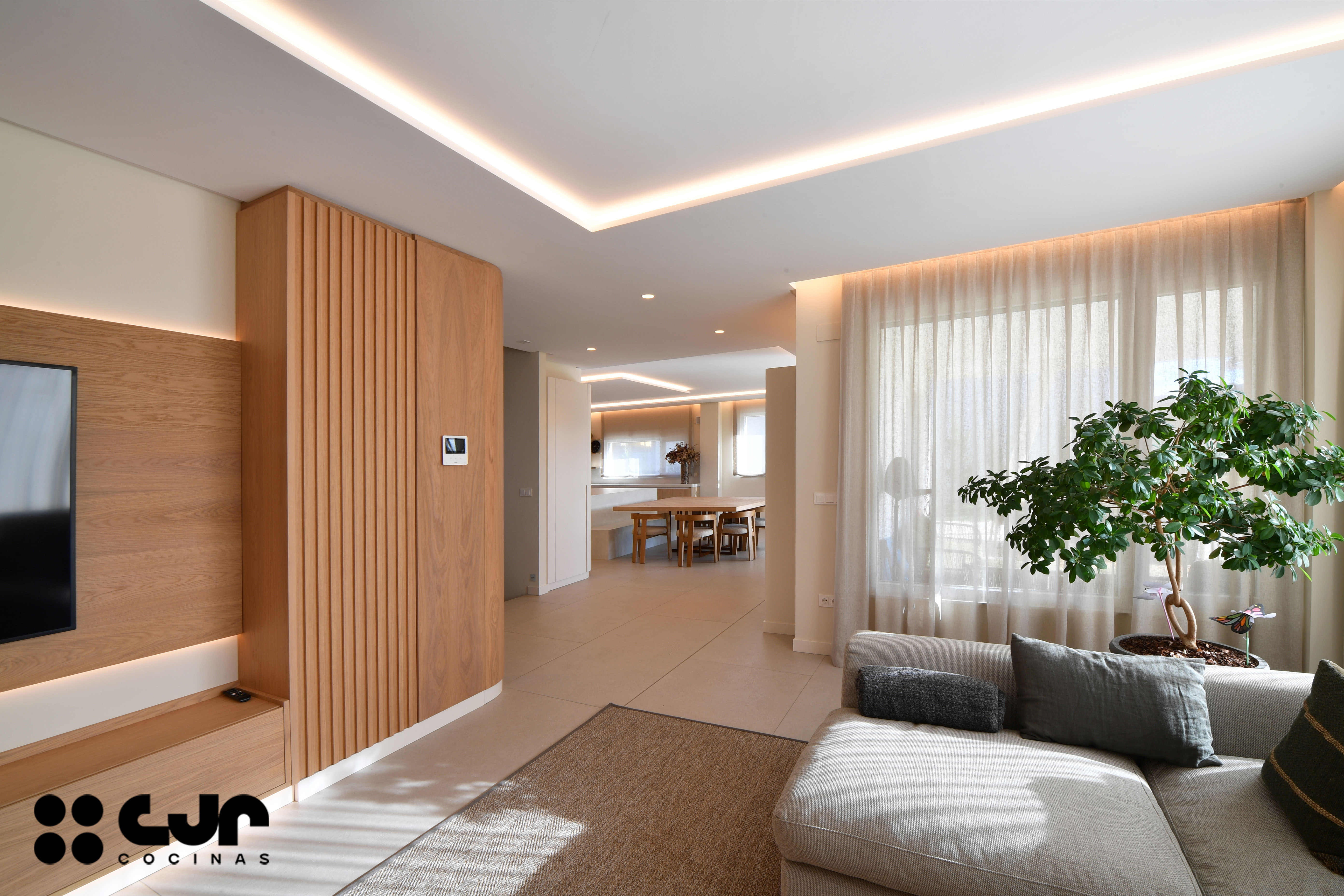 Cocina en madera grande con isla Dekton Sandik Cocinas CJR