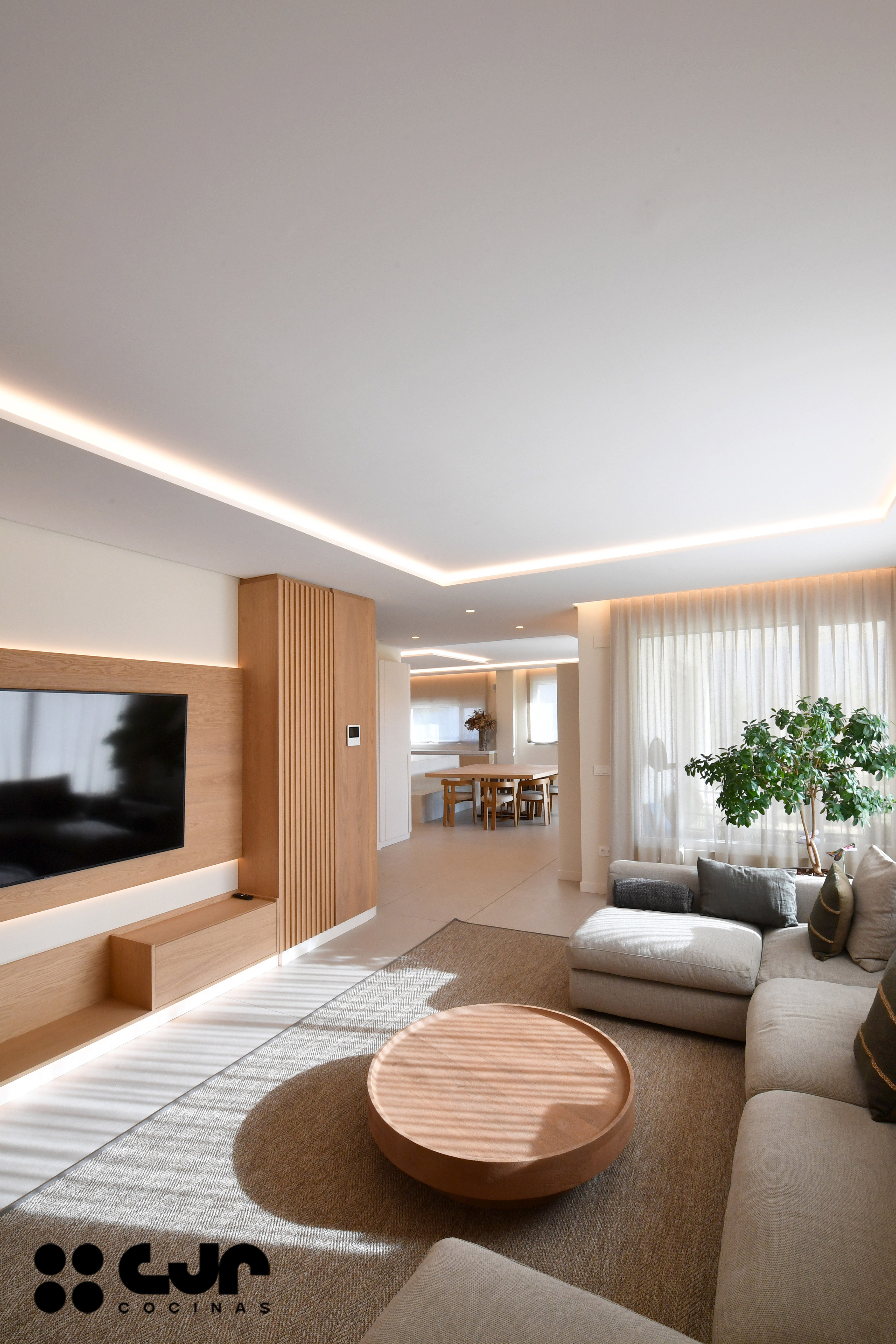 Cocina en madera grande con isla Dekton Sandik Cocinas CJR