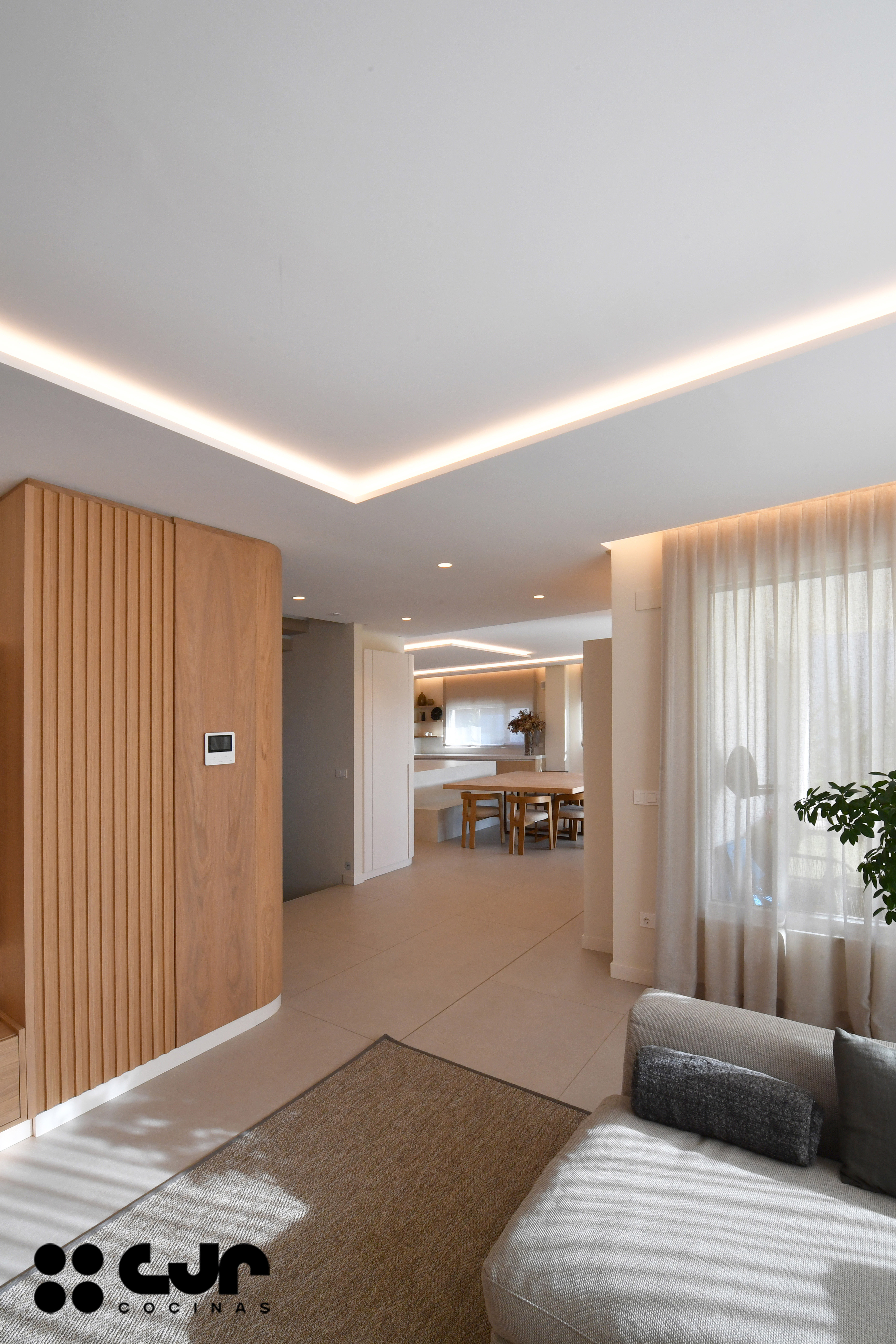 Cocina en madera grande con isla Dekton Sandik Cocinas CJR