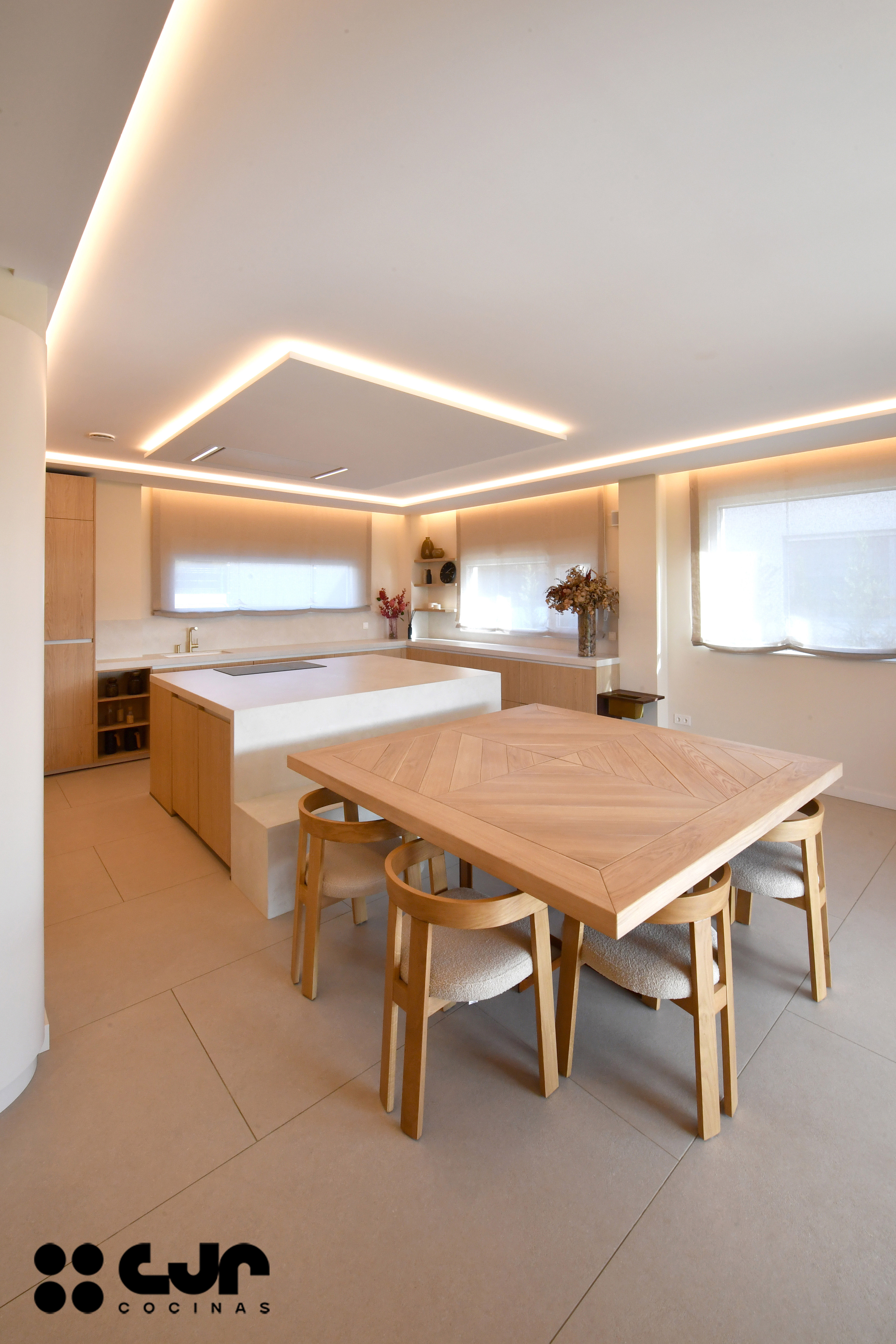 Cocina en madera grande con isla Dekton Sandik Cocinas CJR