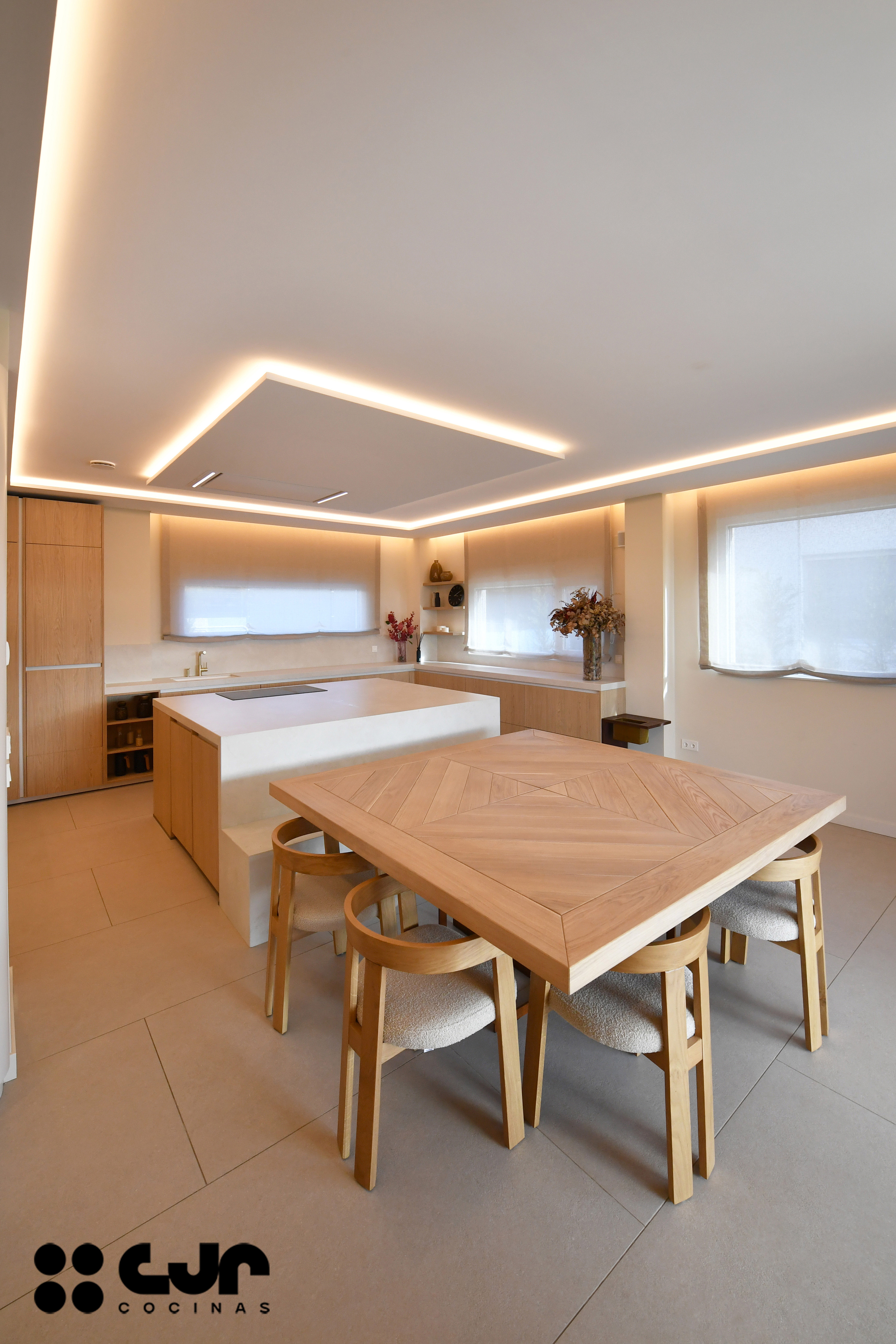 Cocina en madera grande con isla Dekton Sandik Cocinas CJR