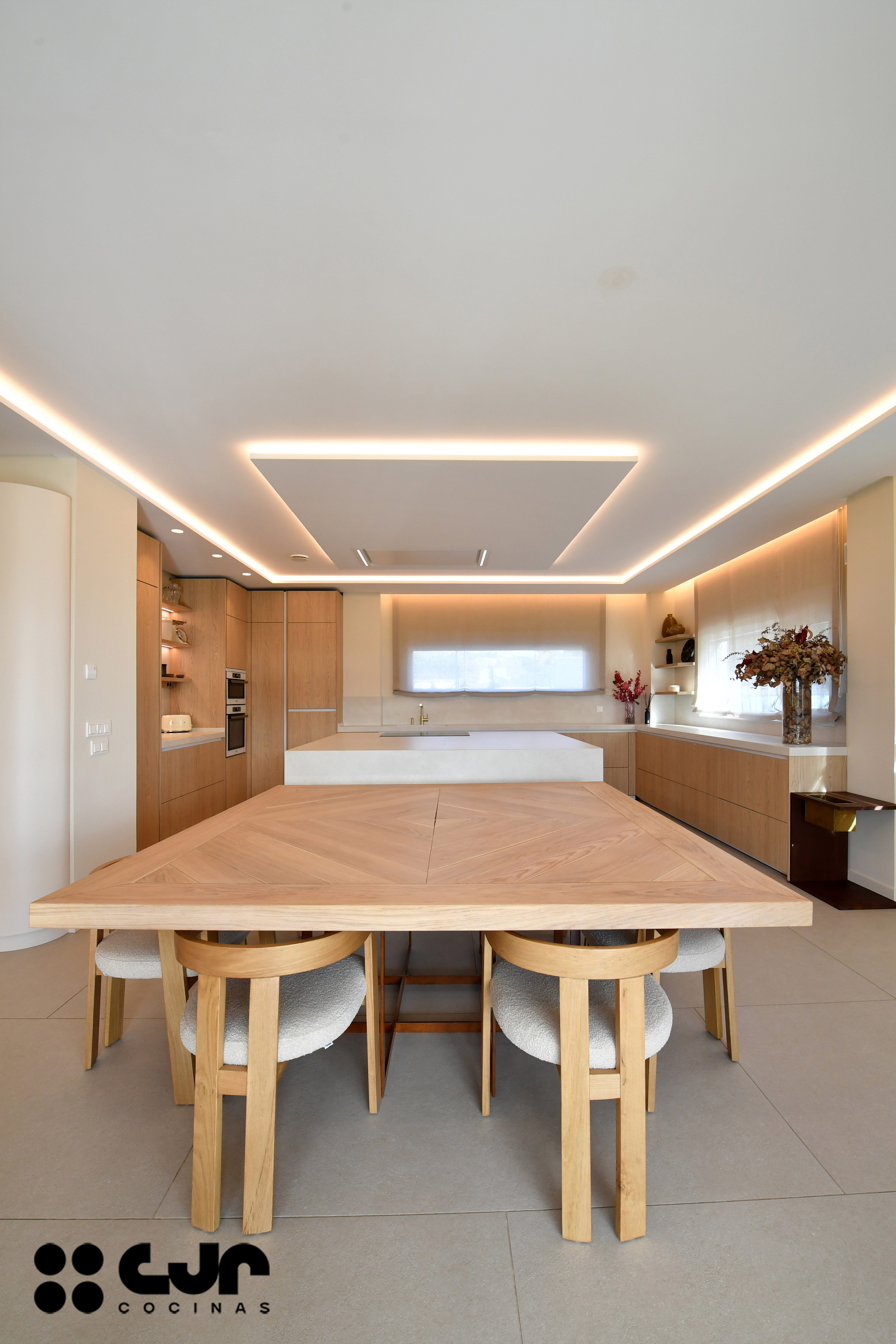 Cocina en madera grande con isla Dekton Sandik Cocinas CJR