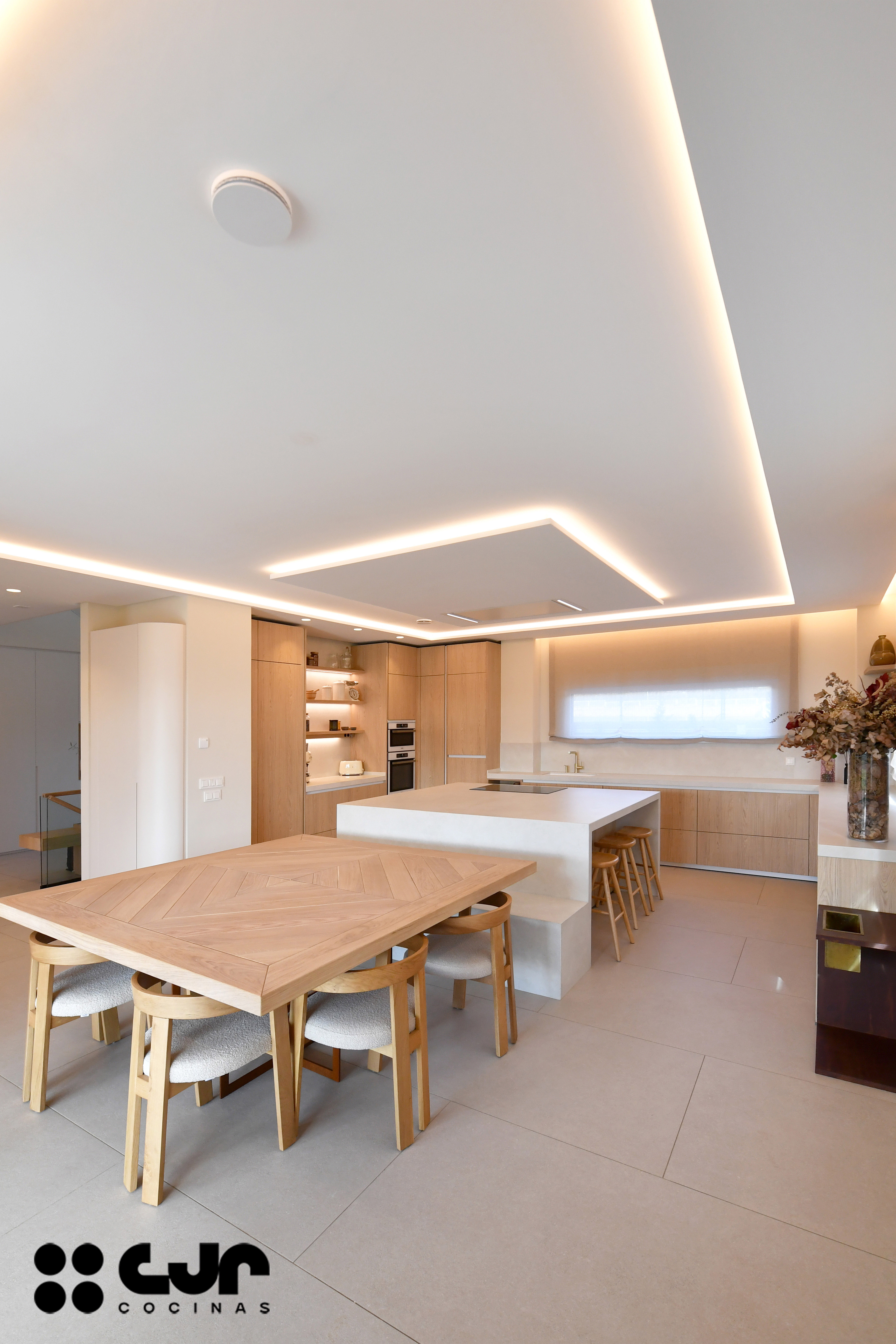 Cocina en madera grande con isla Dekton Sandik Cocinas CJR