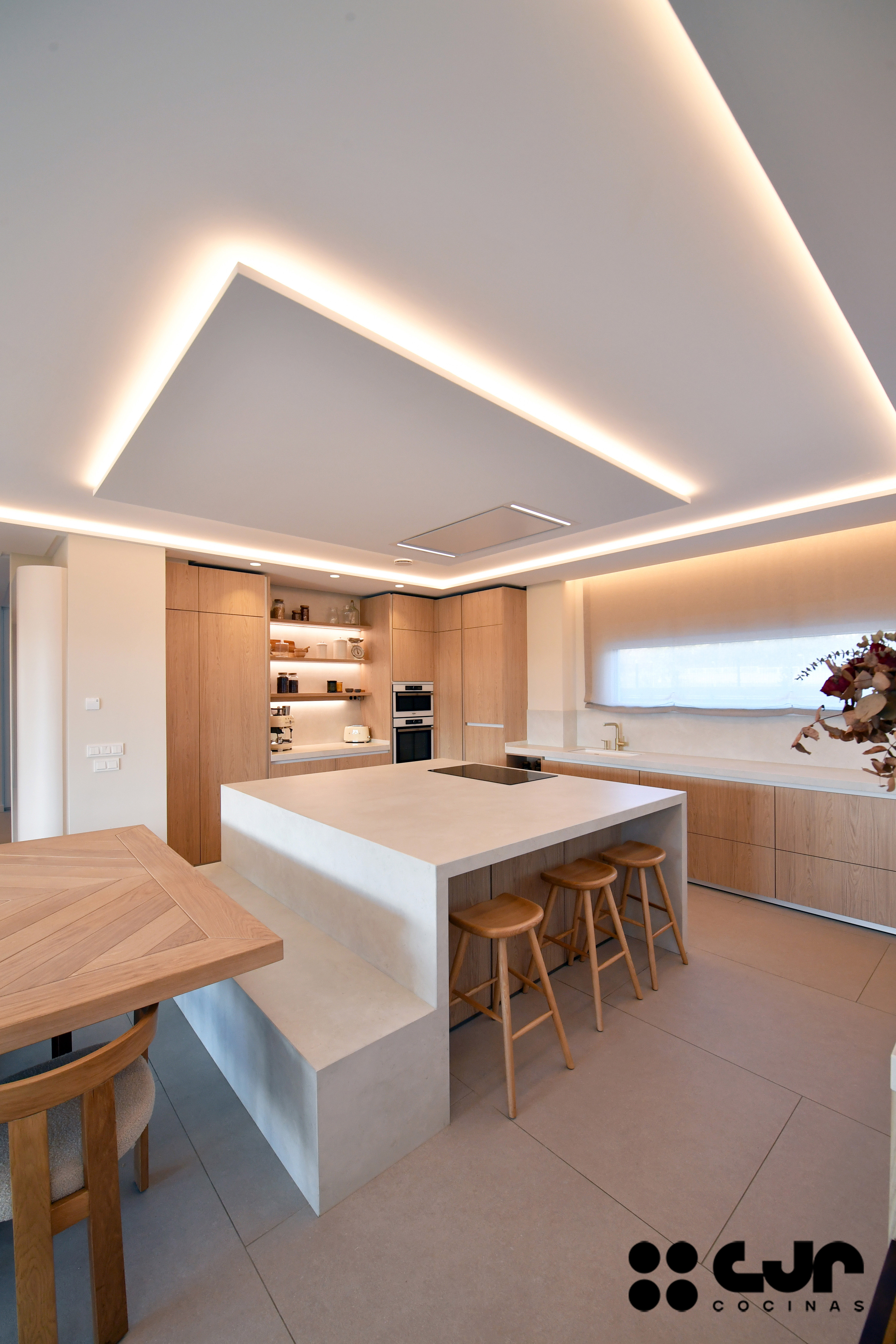 Cocina en madera grande con isla Dekton Sandik Cocinas CJR