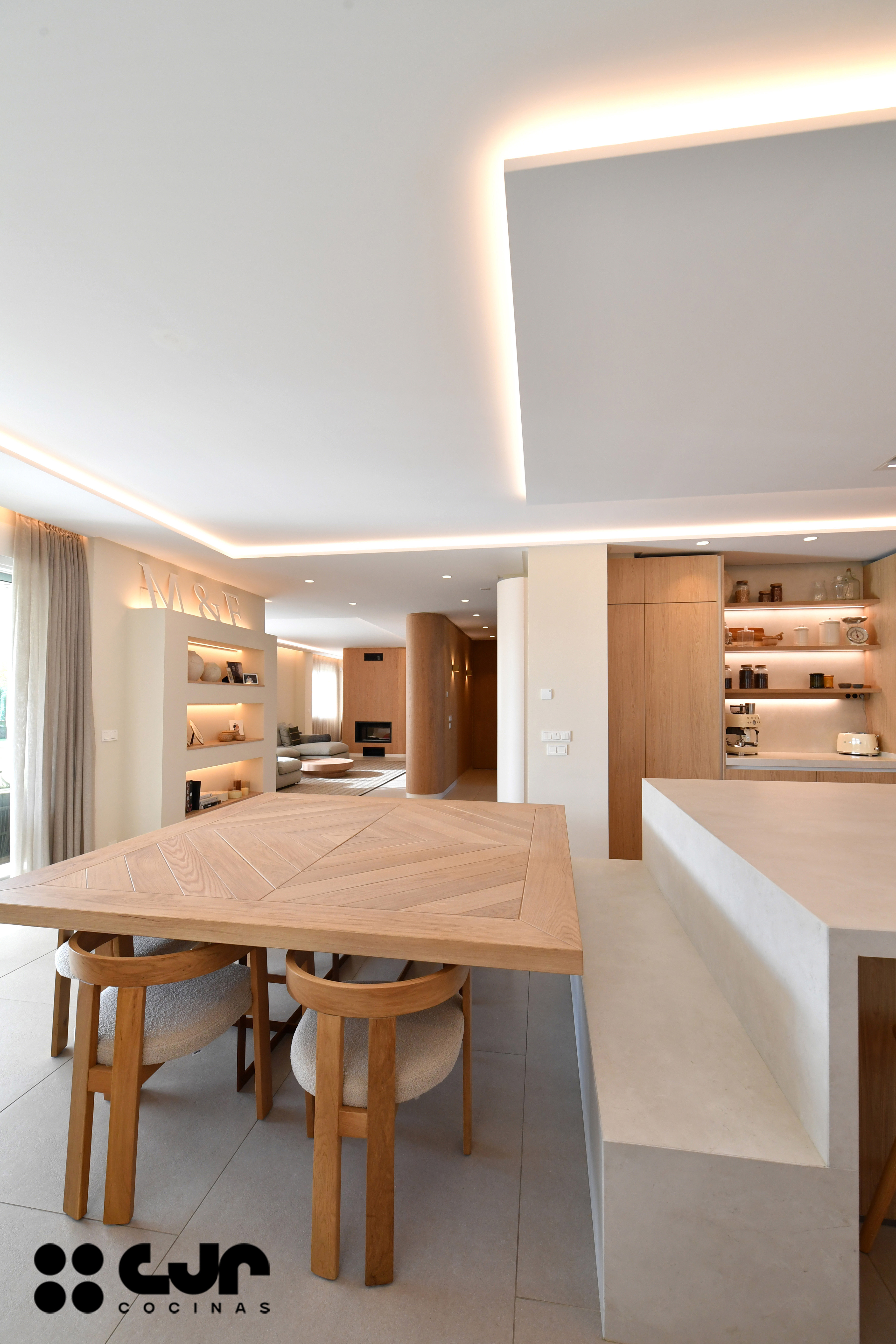 Cocina en madera grande con isla Dekton Sandik Cocinas CJR