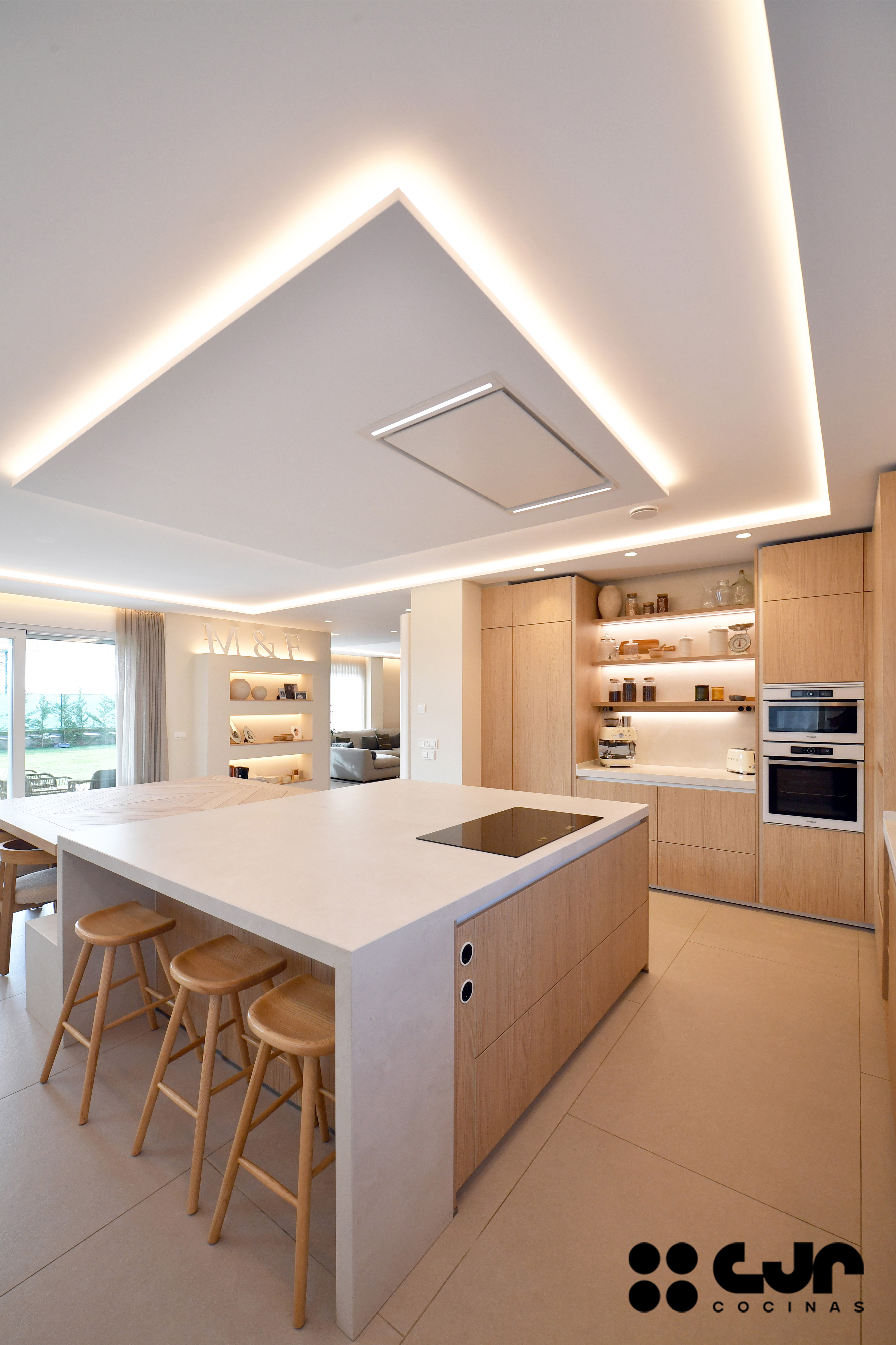 Cocina en madera grande con isla Dekton Sandik Cocinas CJR