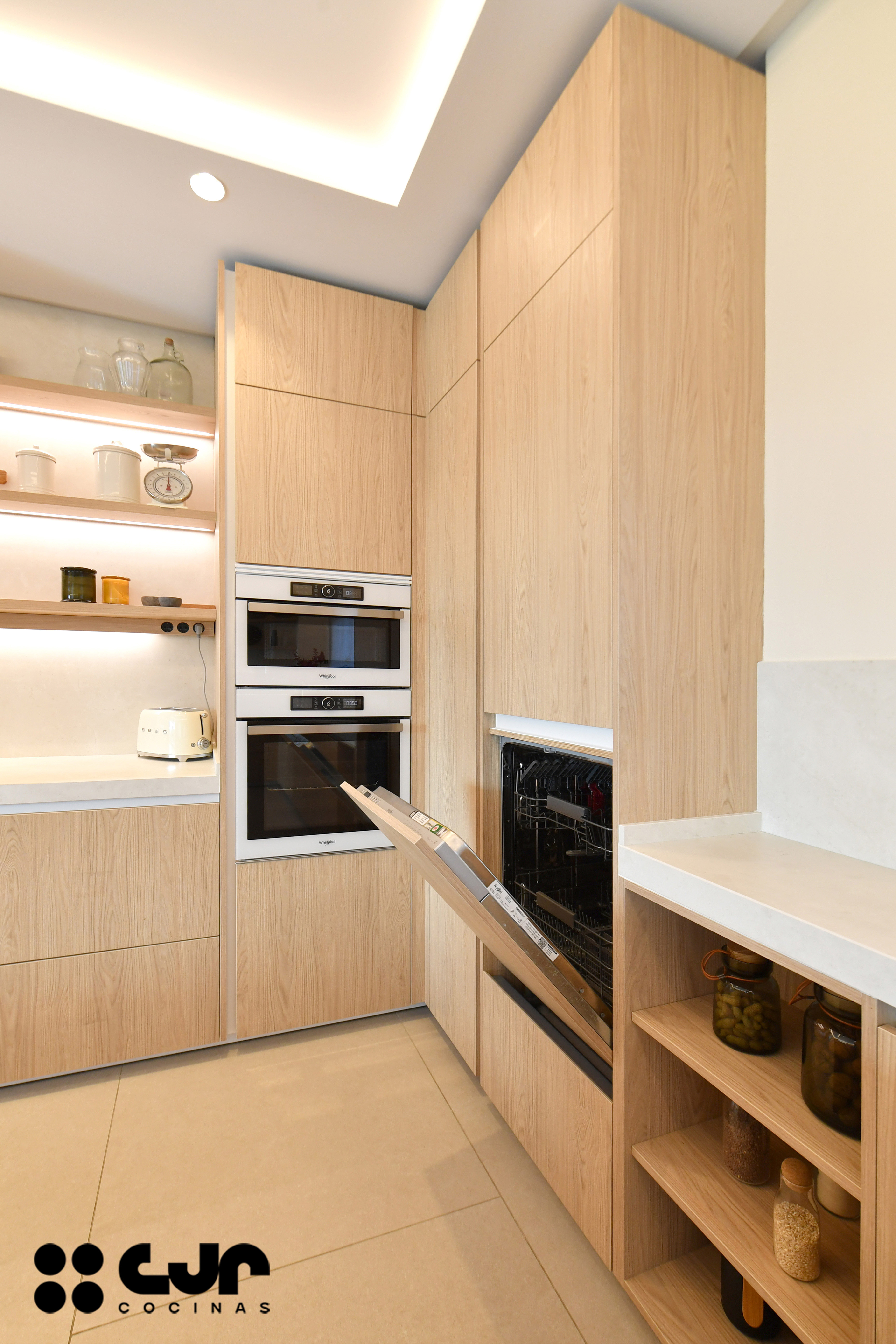 Cocina en madera grande con isla Dekton Sandik Cocinas CJR