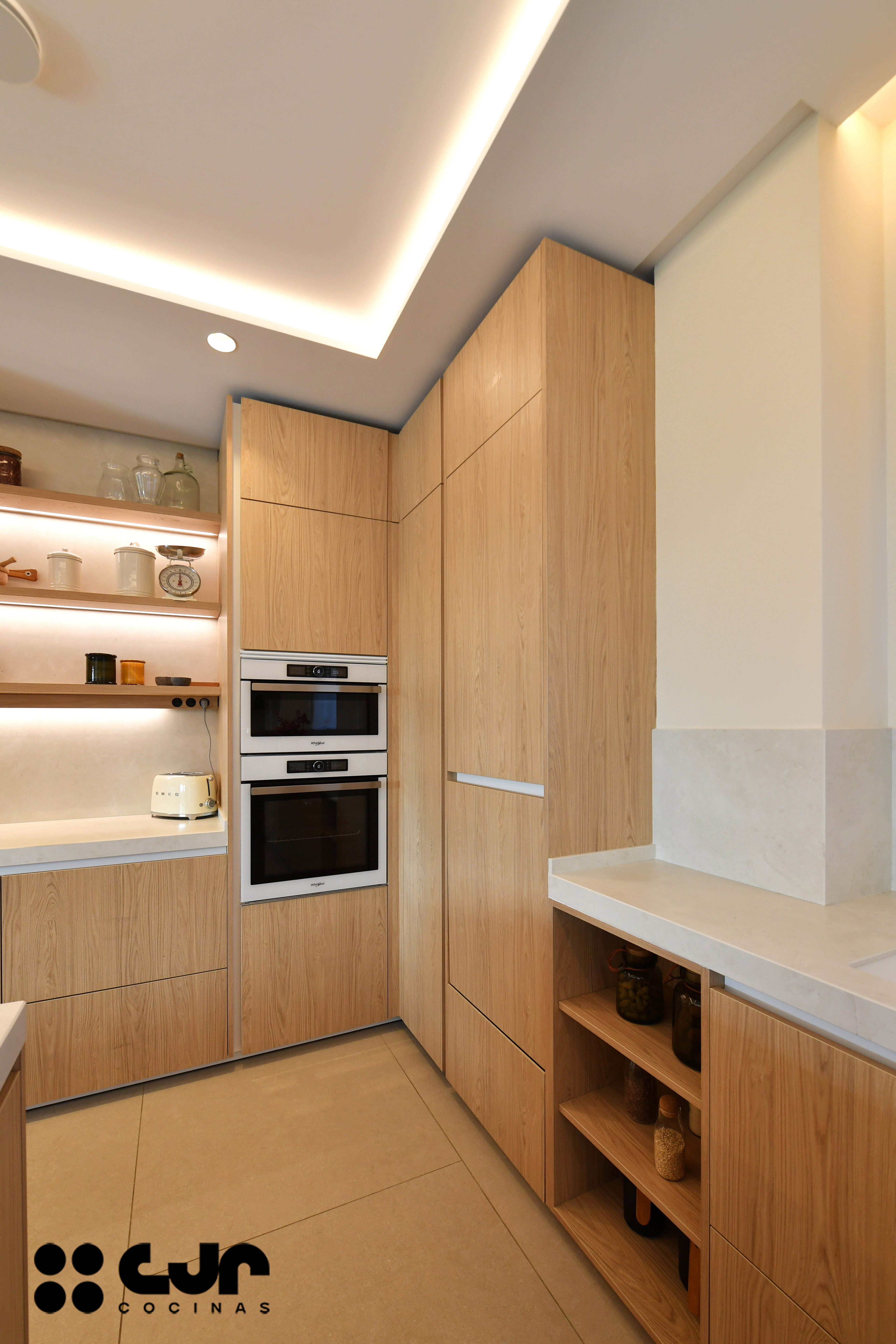 Cocina en madera grande con isla Dekton Sandik Cocinas CJR