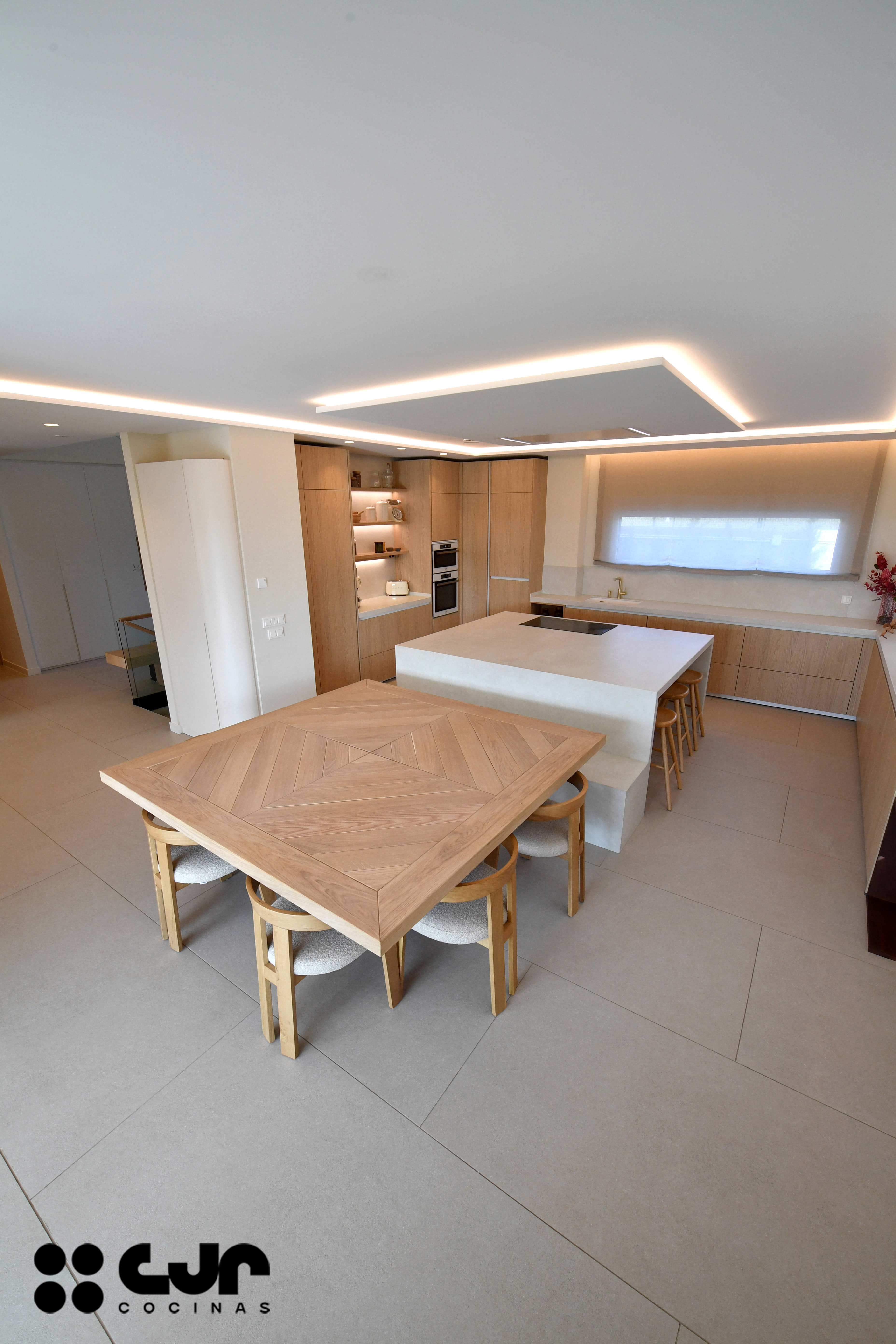 Cocina en madera grande con isla Dekton Sandik Cocinas CJR