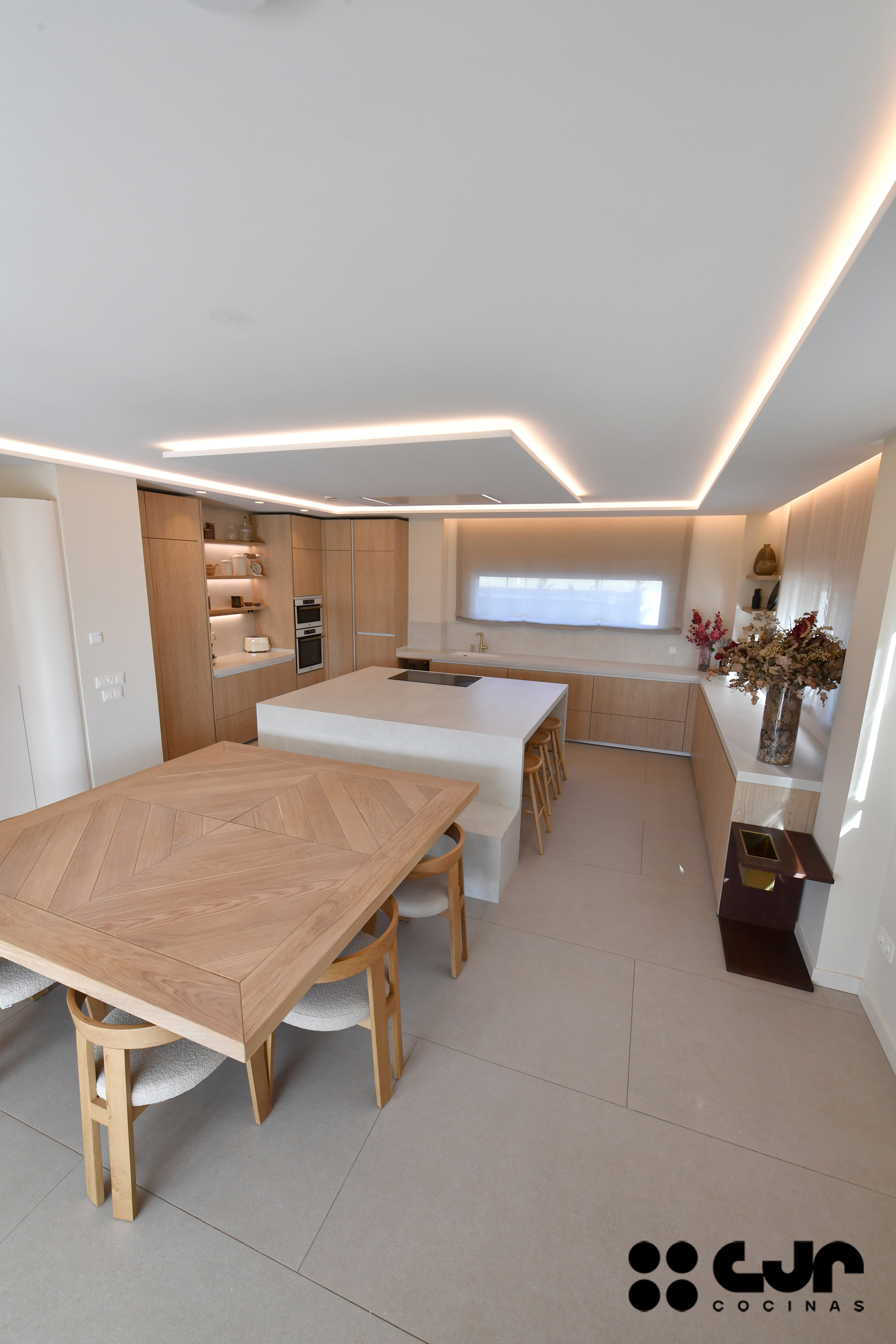 Cocina en madera grande con isla Dekton Sandik Cocinas CJR