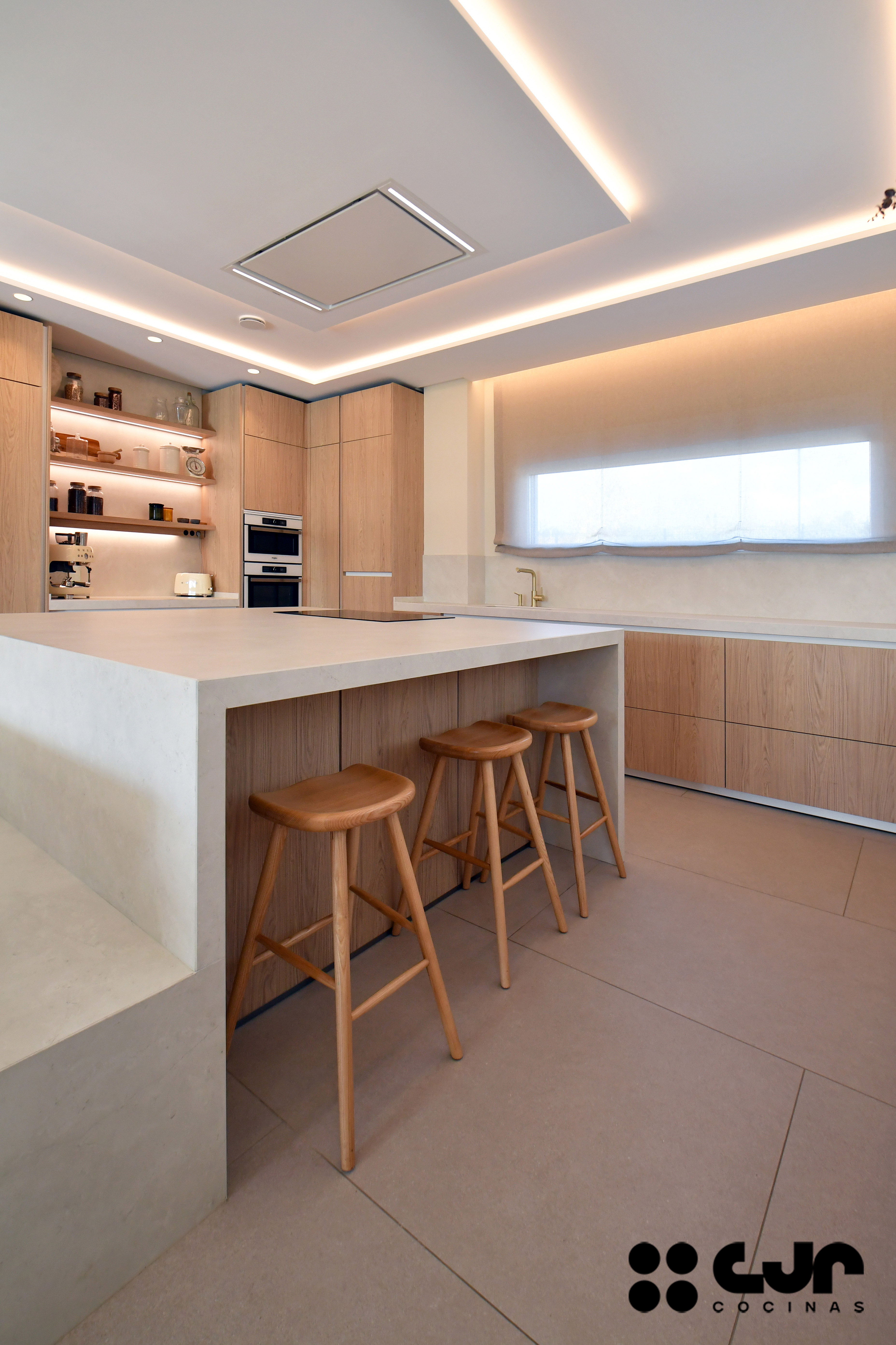 Cocina en madera grande con isla Dekton Sandik Cocinas CJR