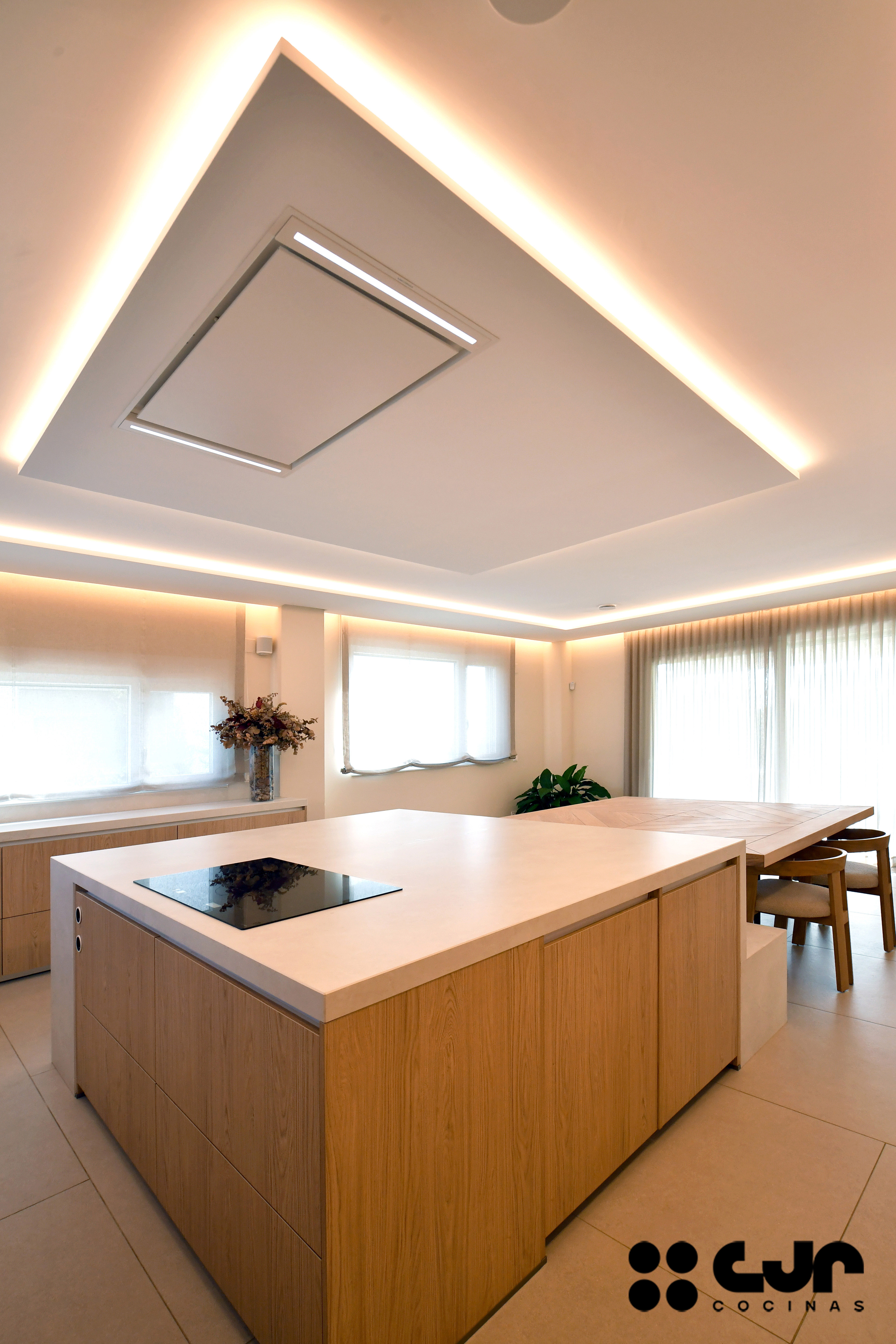 Cocina en madera grande con isla Dekton Sandik Cocinas CJR