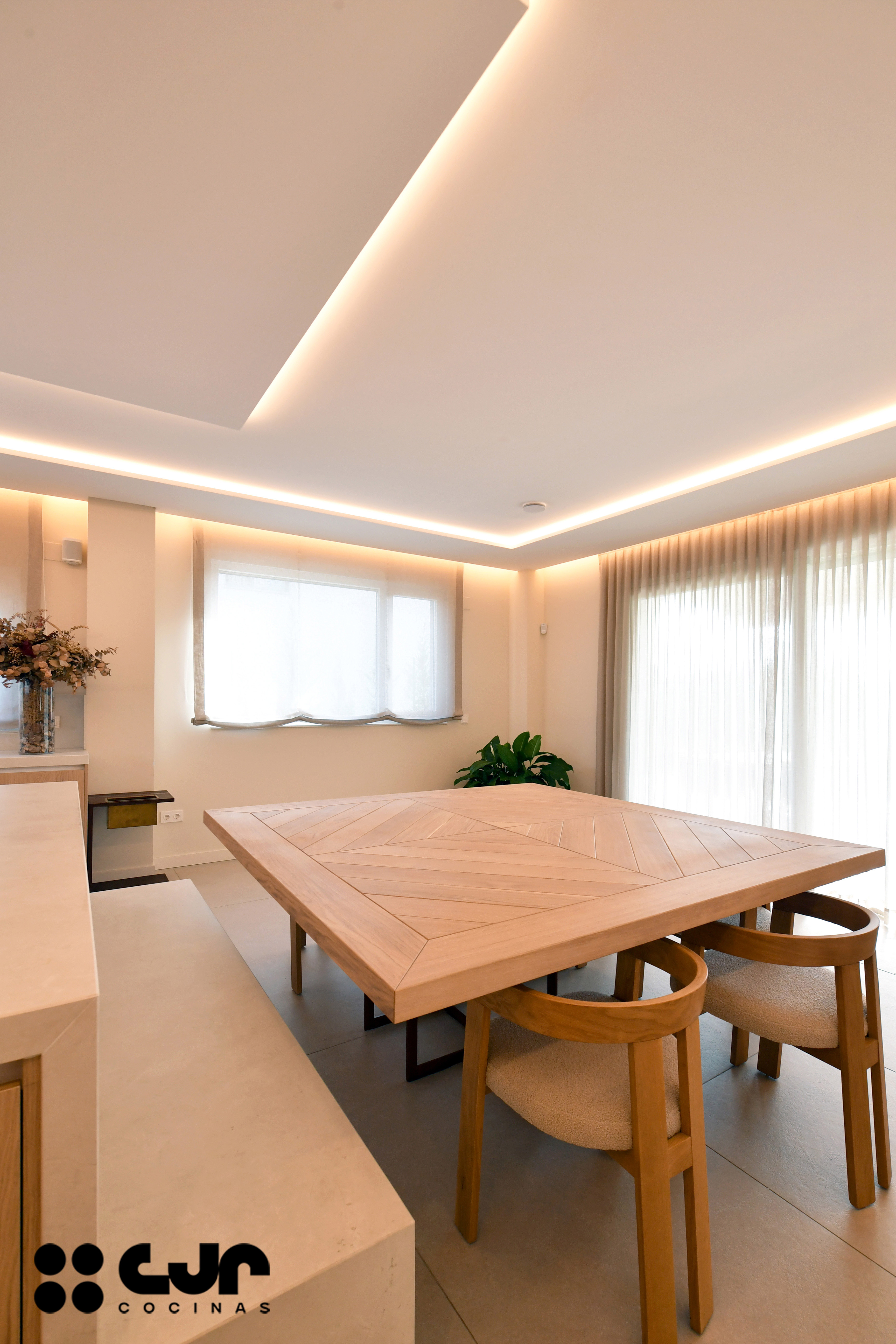 Cocina en madera grande con isla Dekton Sandik Cocinas CJR