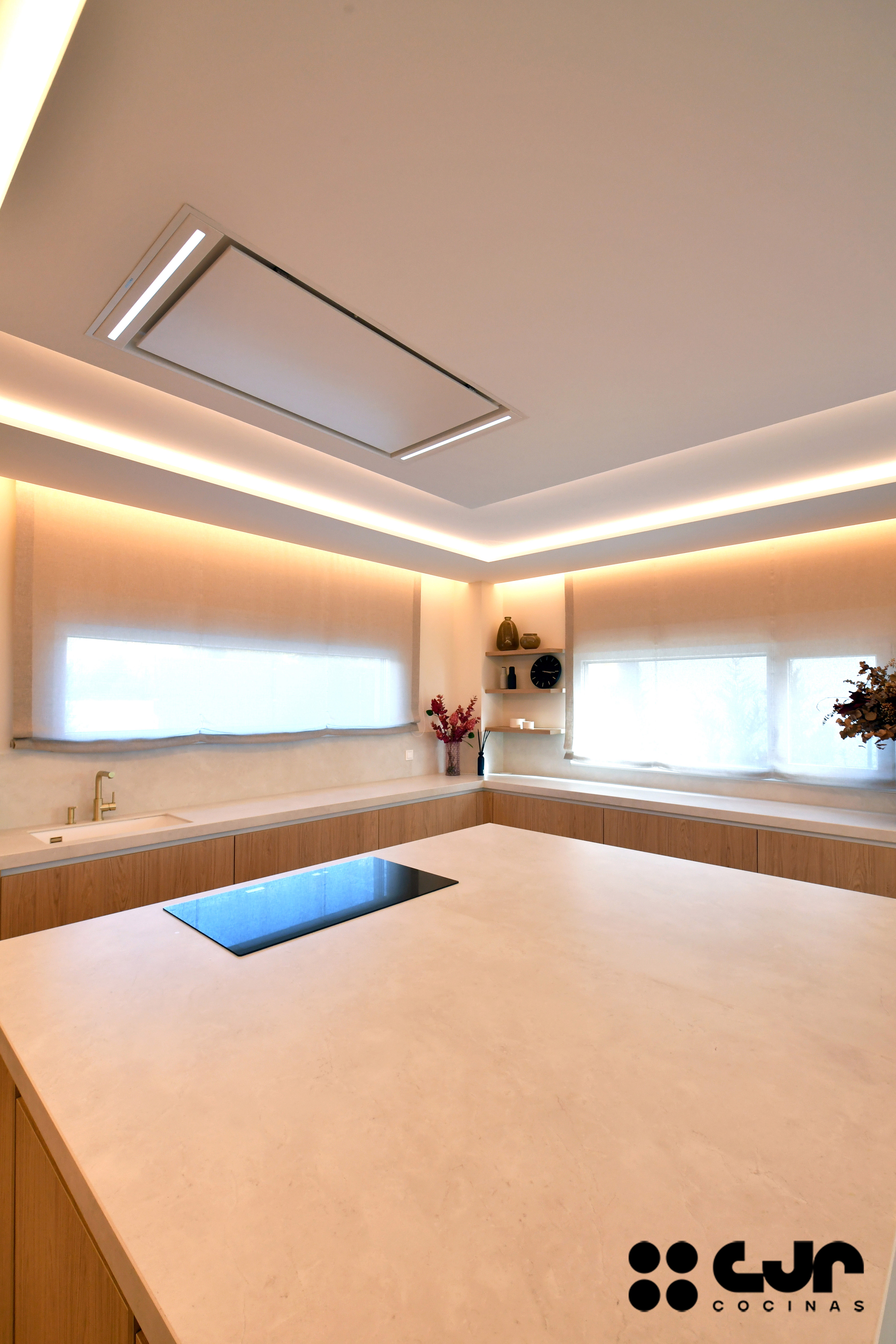 Cocina en madera grande con isla Dekton Sandik Cocinas CJR