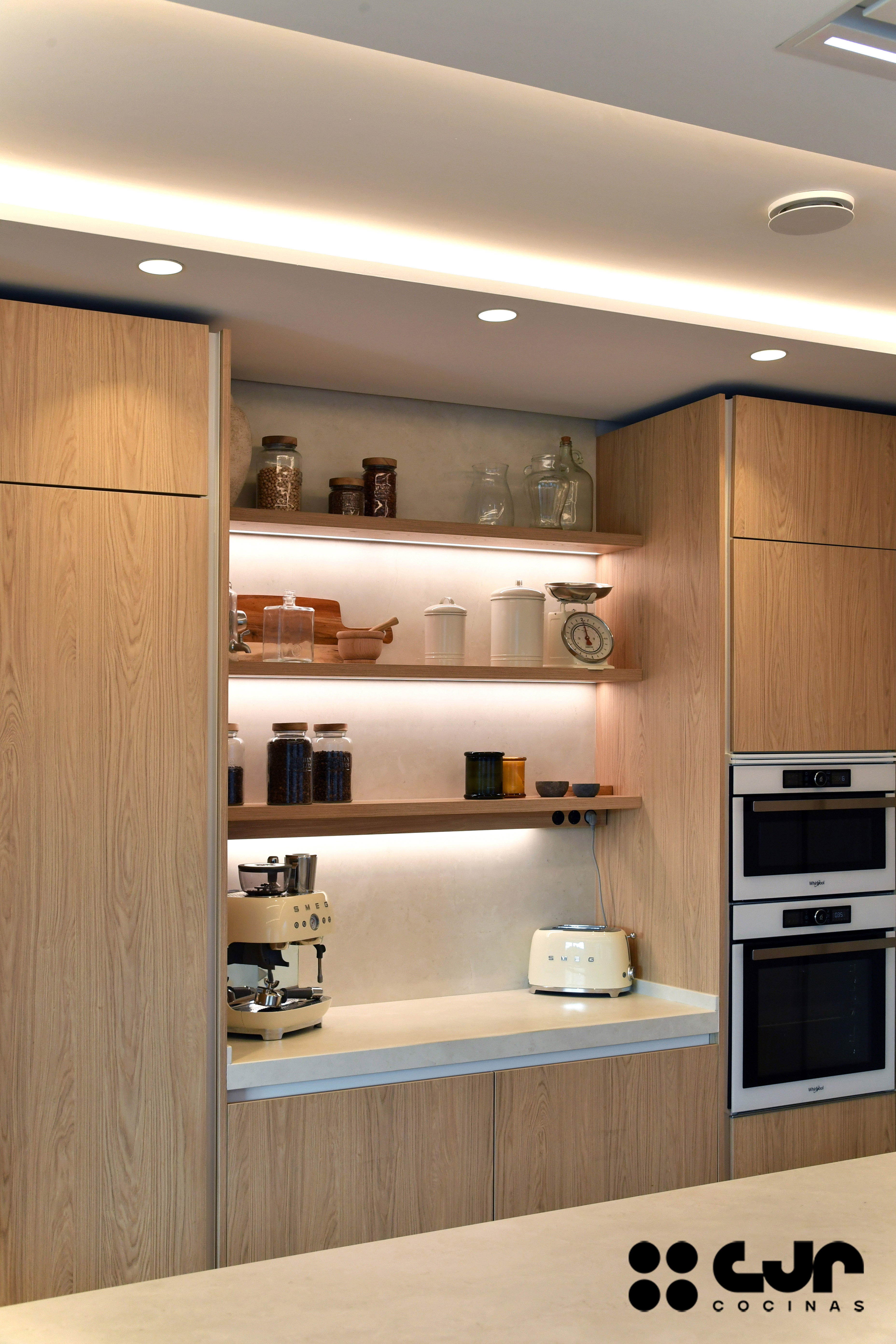 Cocina en madera grande con isla Dekton Sandik Cocinas CJR