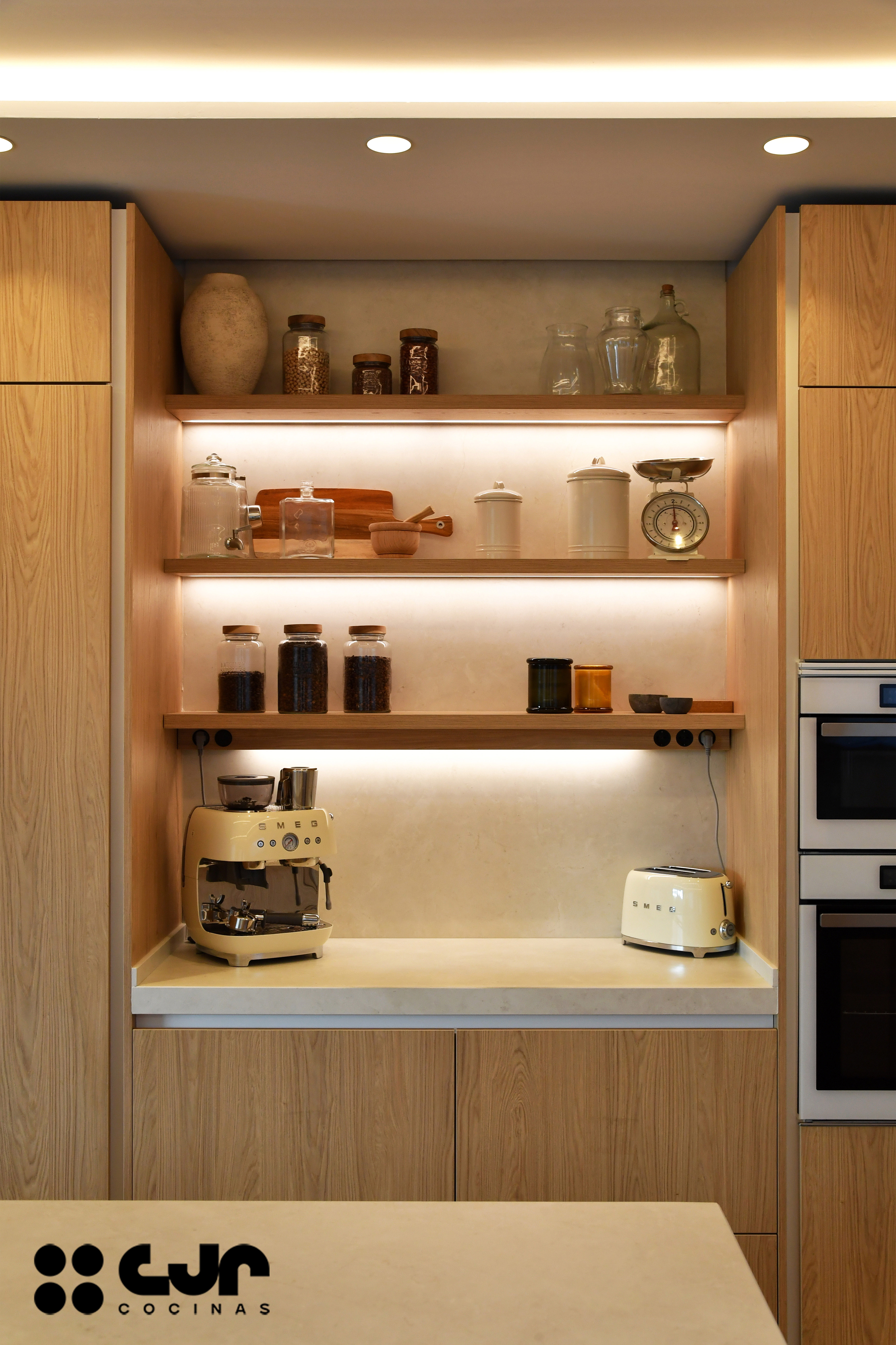 Cocina en madera grande con isla Dekton Sandik Cocinas CJR