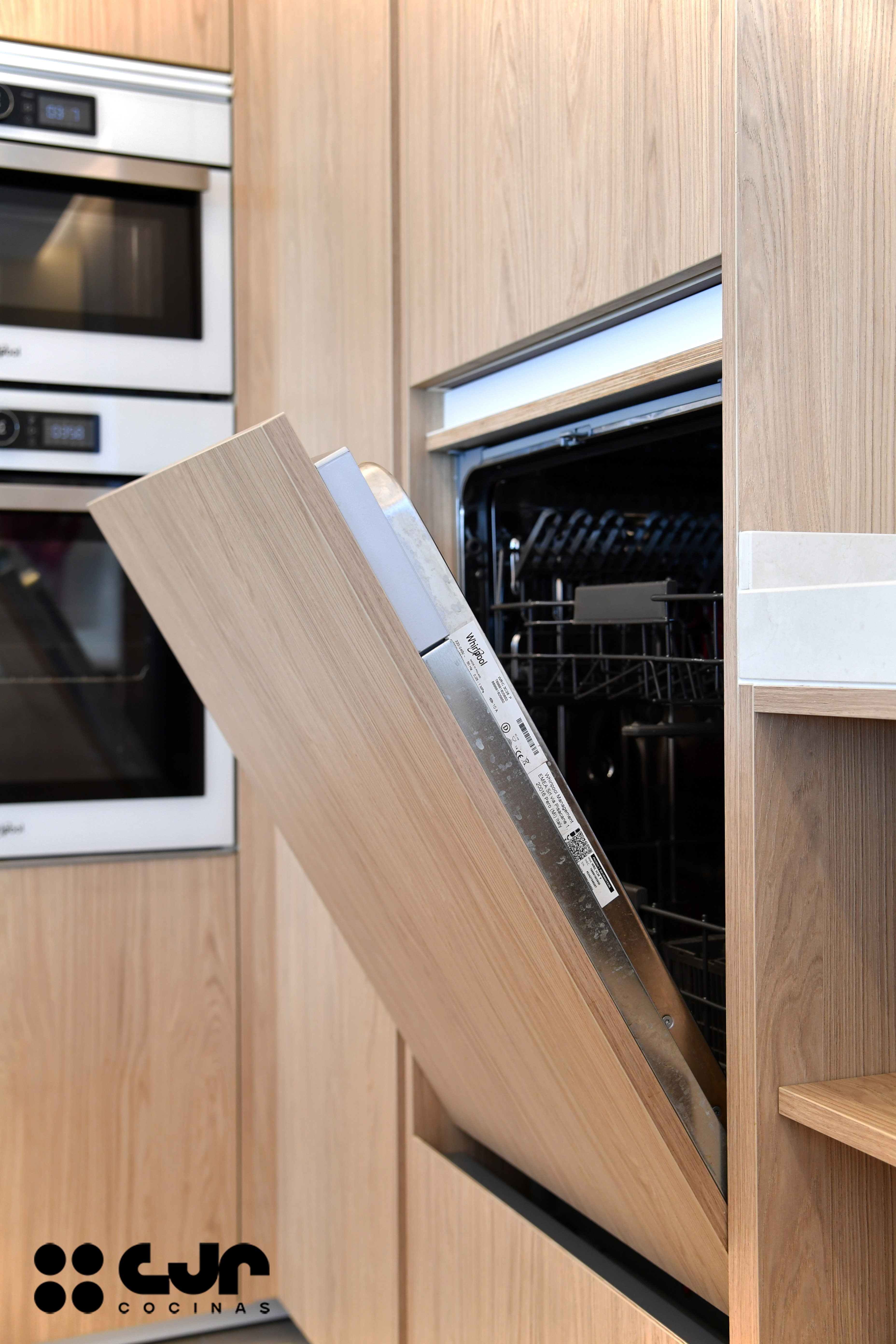 Cocina en madera grande con isla Dekton Sandik Cocinas CJR